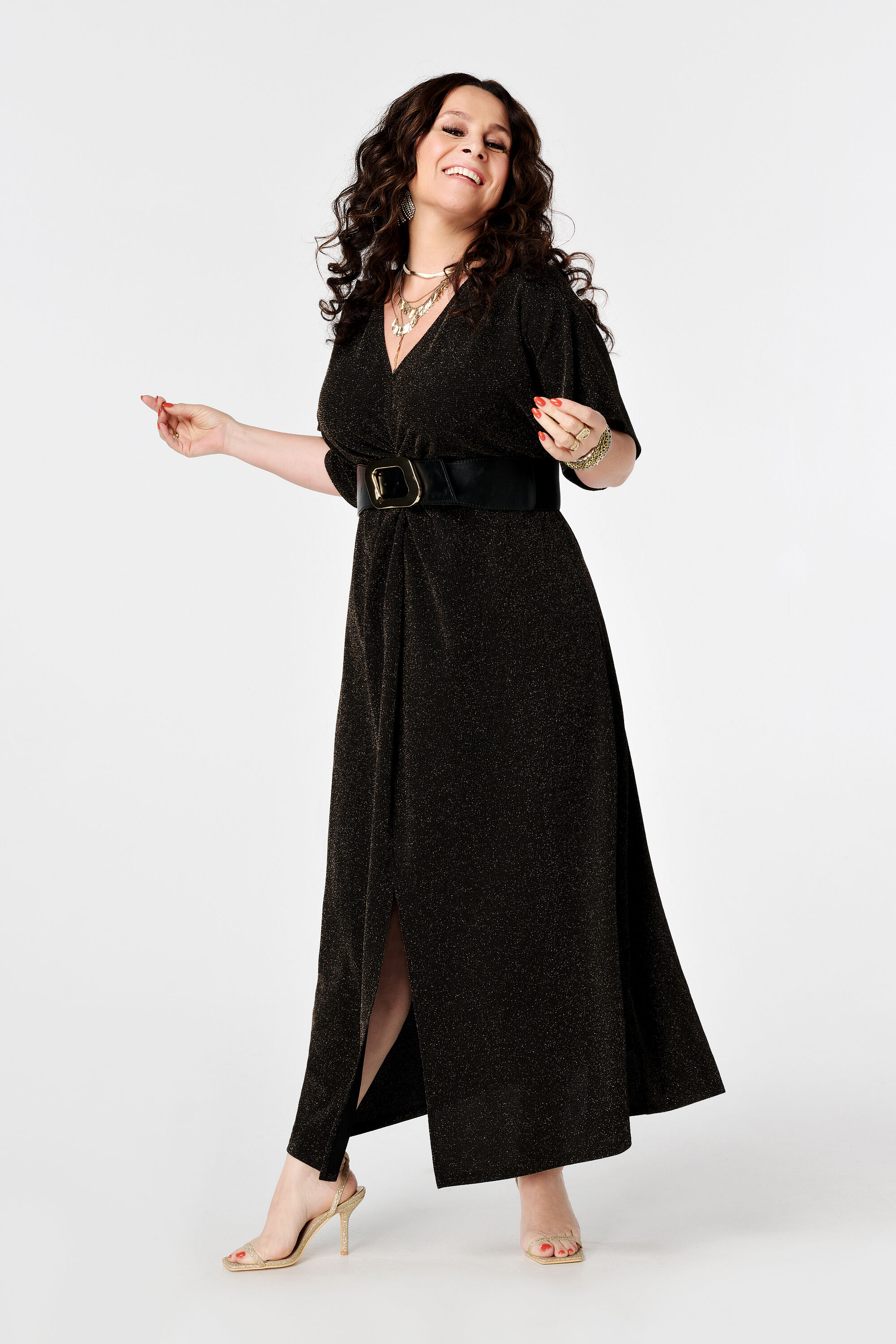 Vestido brillante con mangas de mariposa y detalle de botones