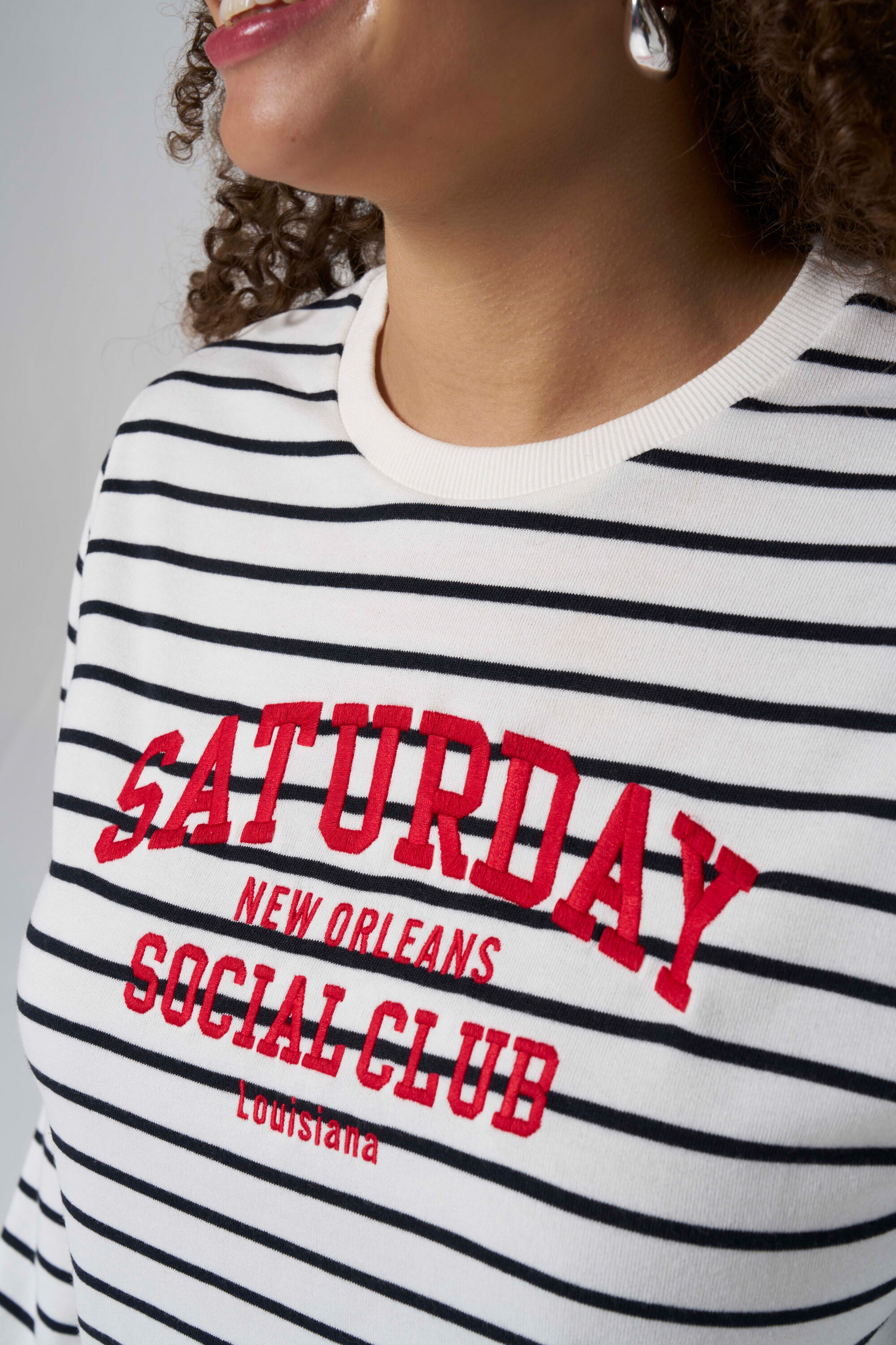 Su&eacute;ter de rayas con texto  image number 4