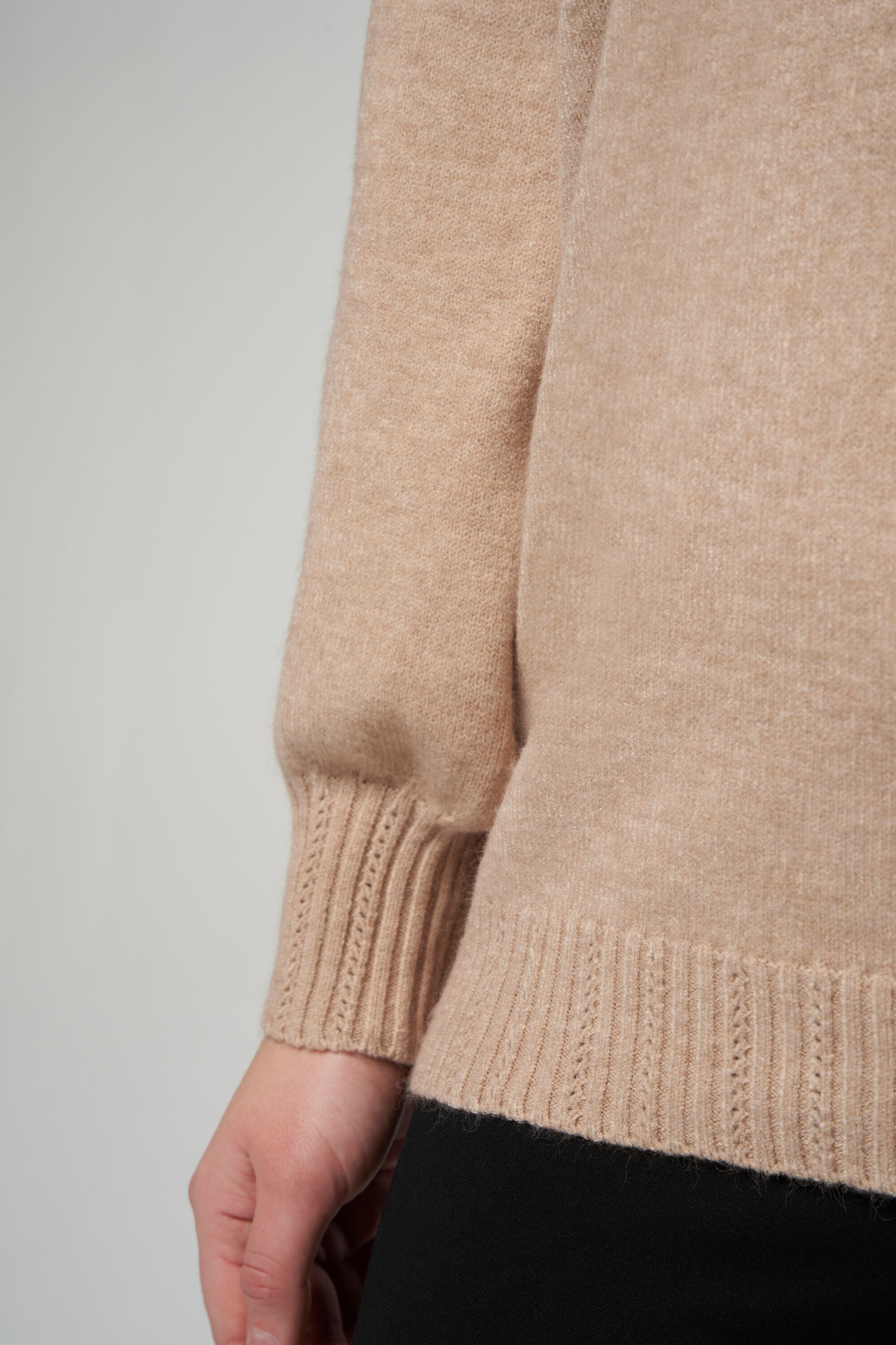 Su&eacute;ter de punto fino con cuello en V image number 4