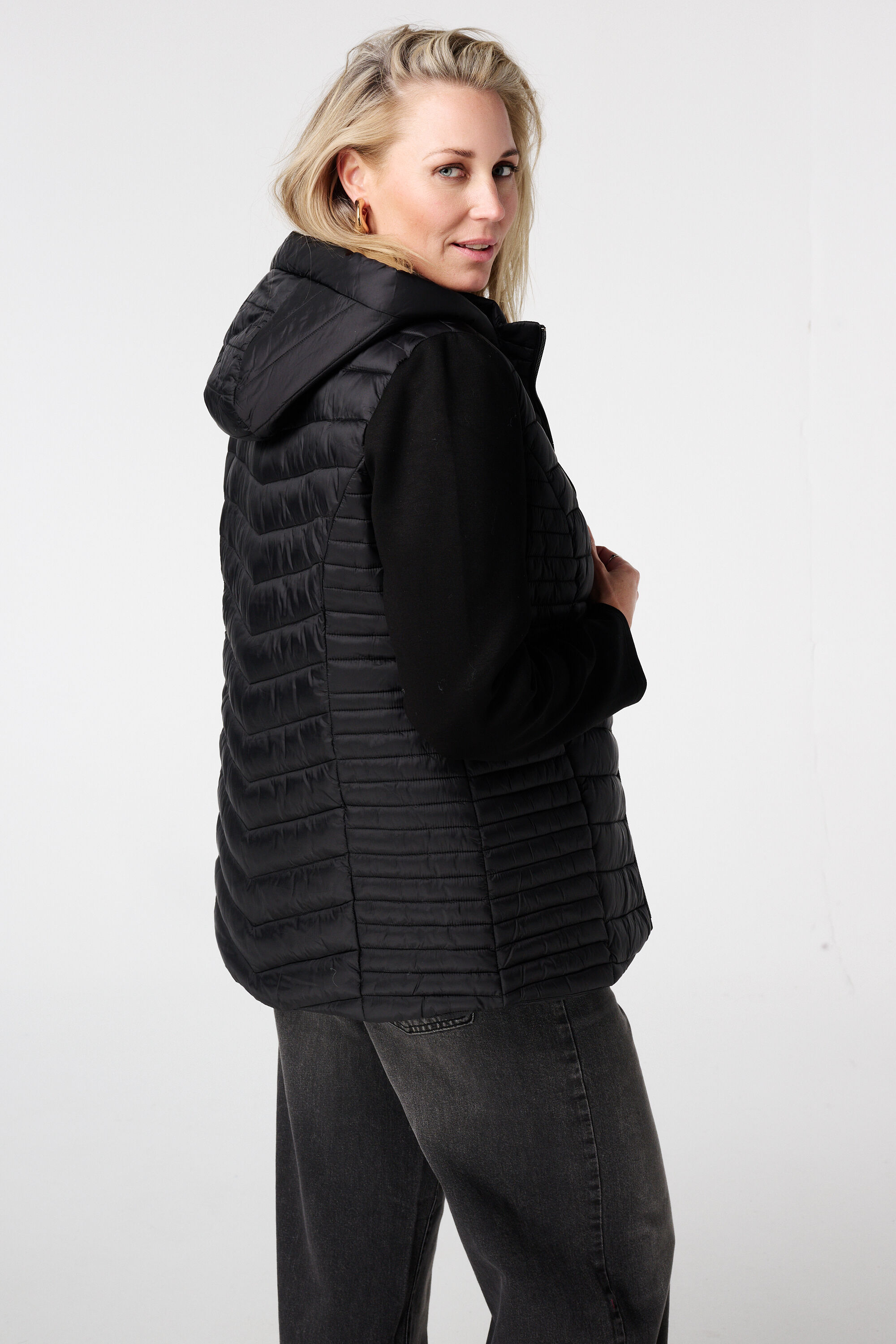 Chaqueta acolchada con mangas de tela image number 3