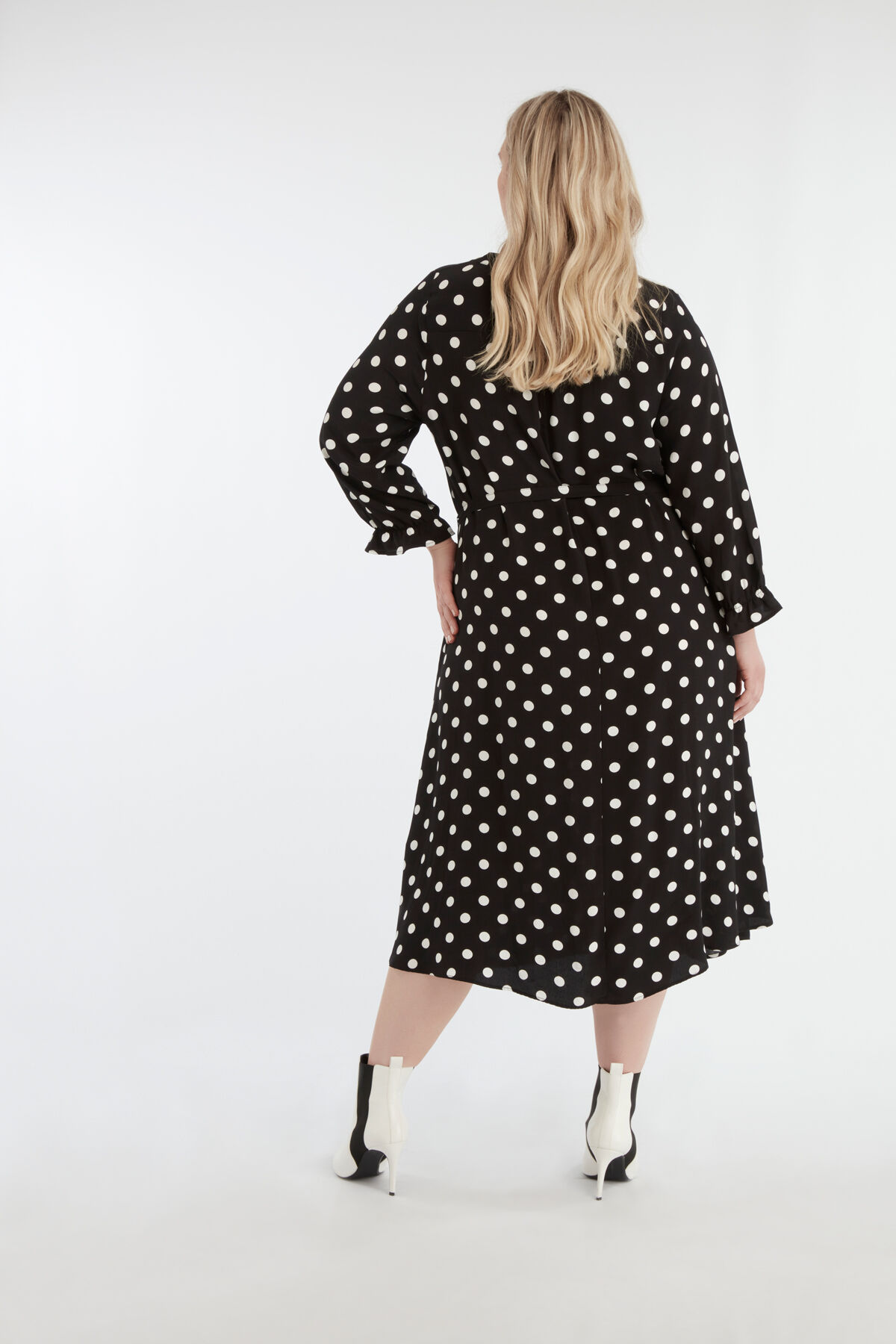 Vestido de lunares grandes image number 4