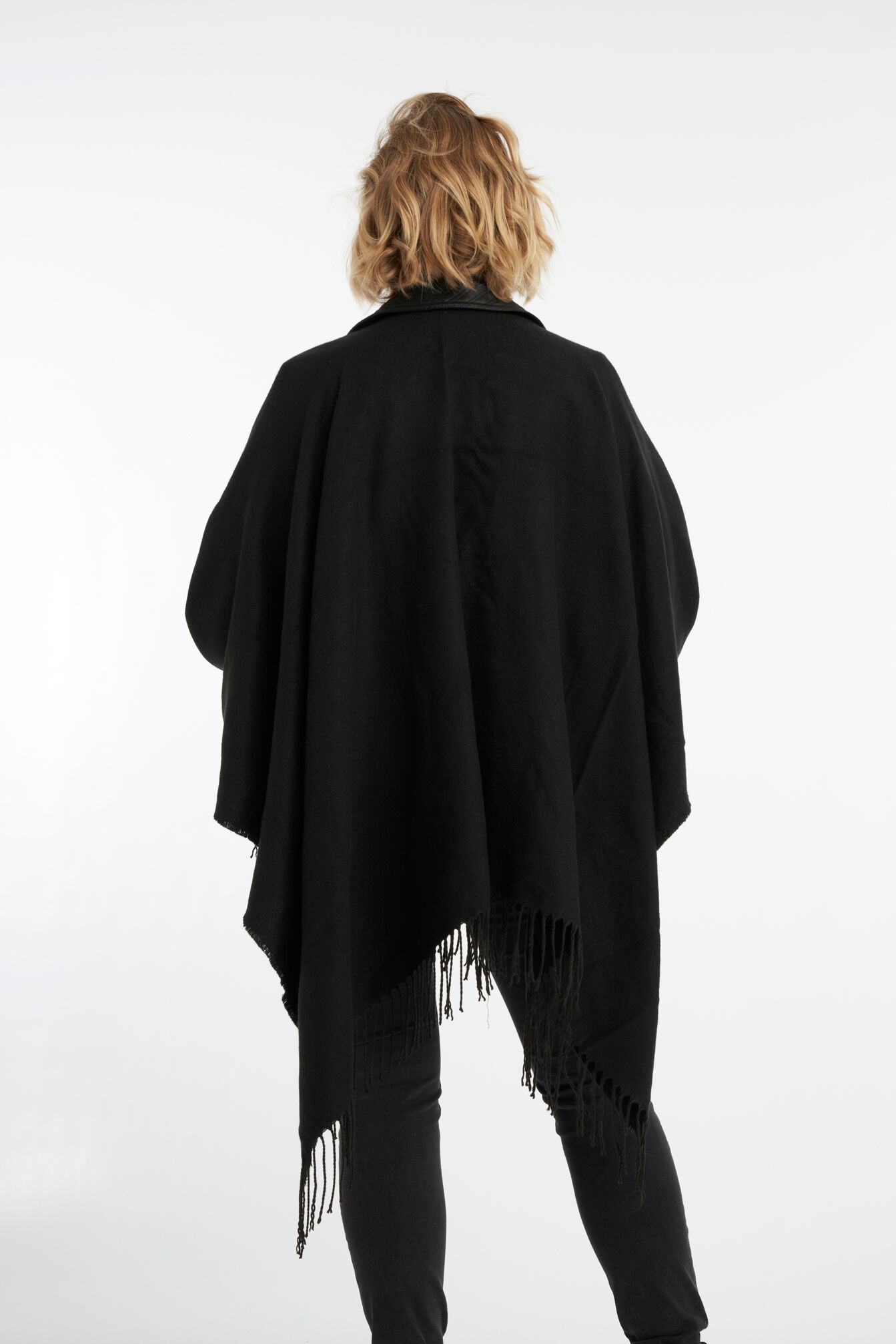 Capa con tachuelas y flecos image number 2