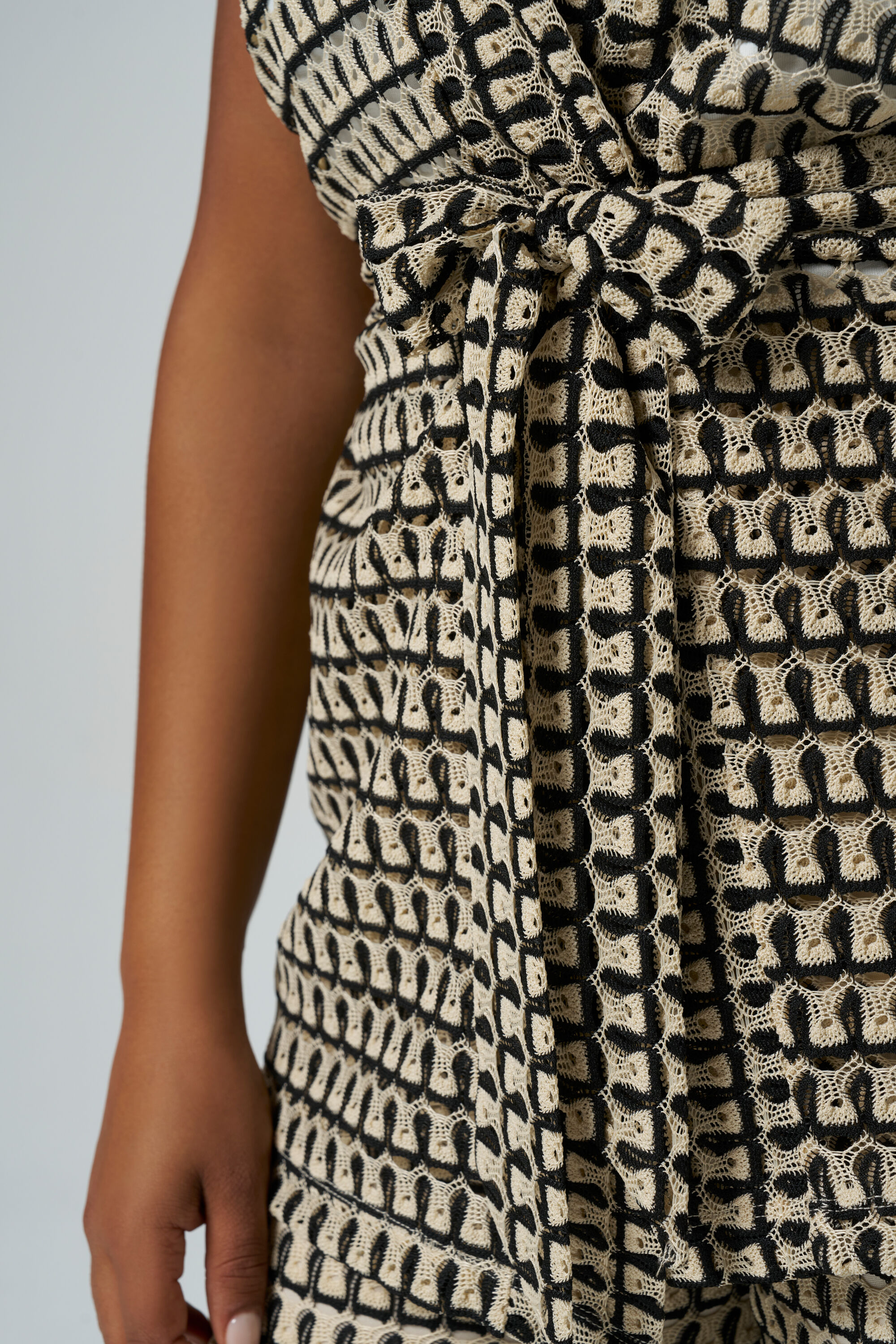 Chaleco de ganchillo con cinto image number 4