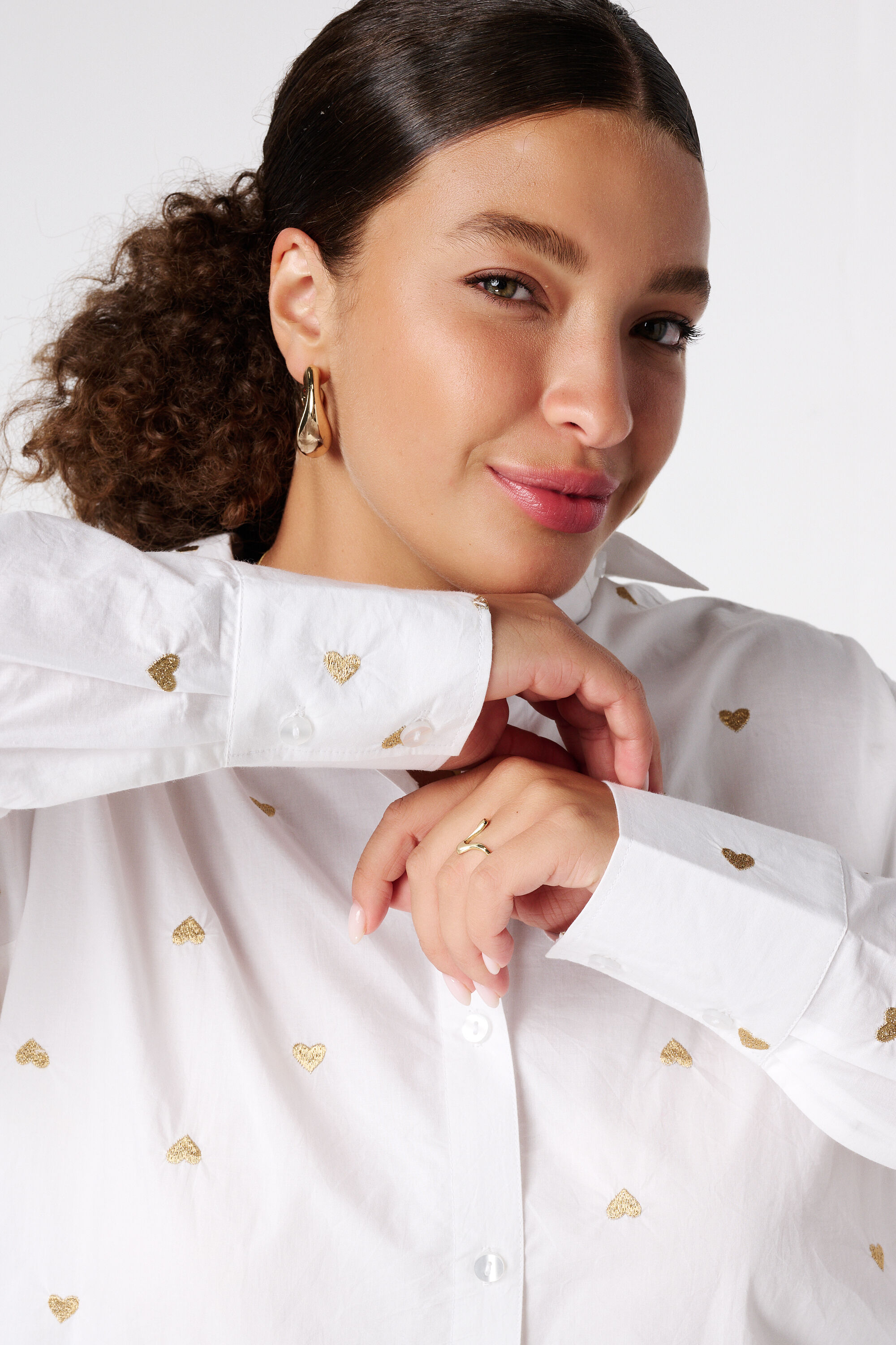 Blusa con corazones bordados image number 4