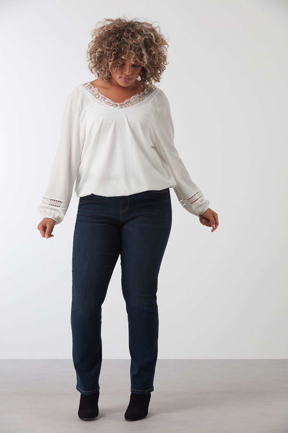 Blusa con cuello de encaje image number 5