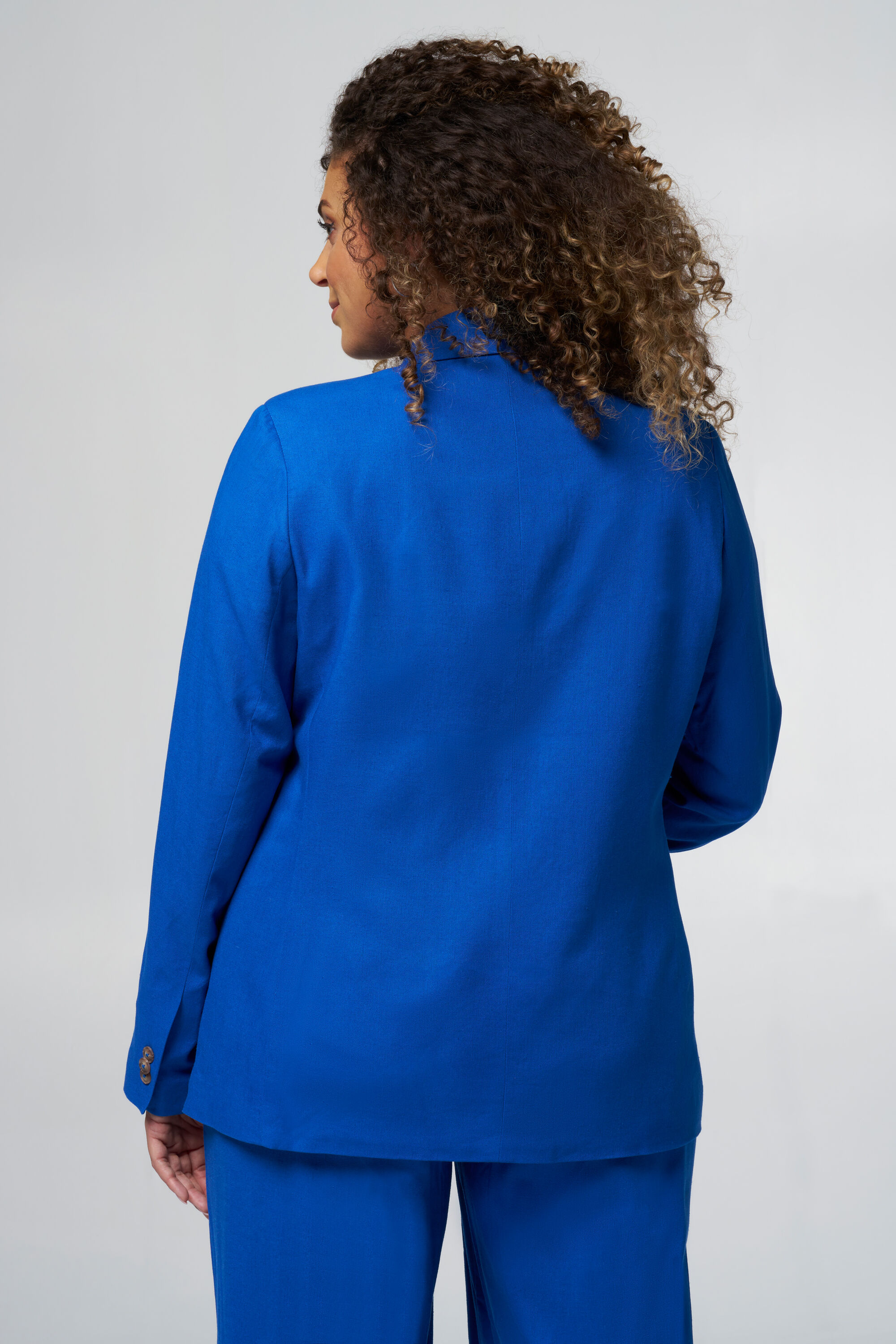 Blazer de lino de corte recto image number 3