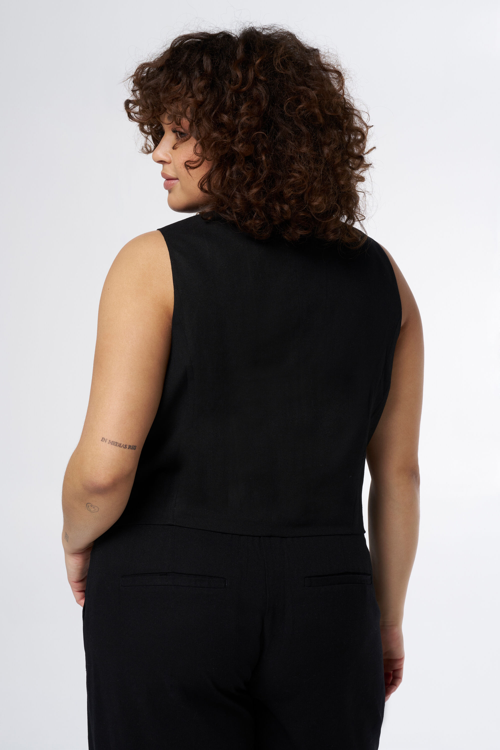 Chaleco de lino con botones carey image number 3