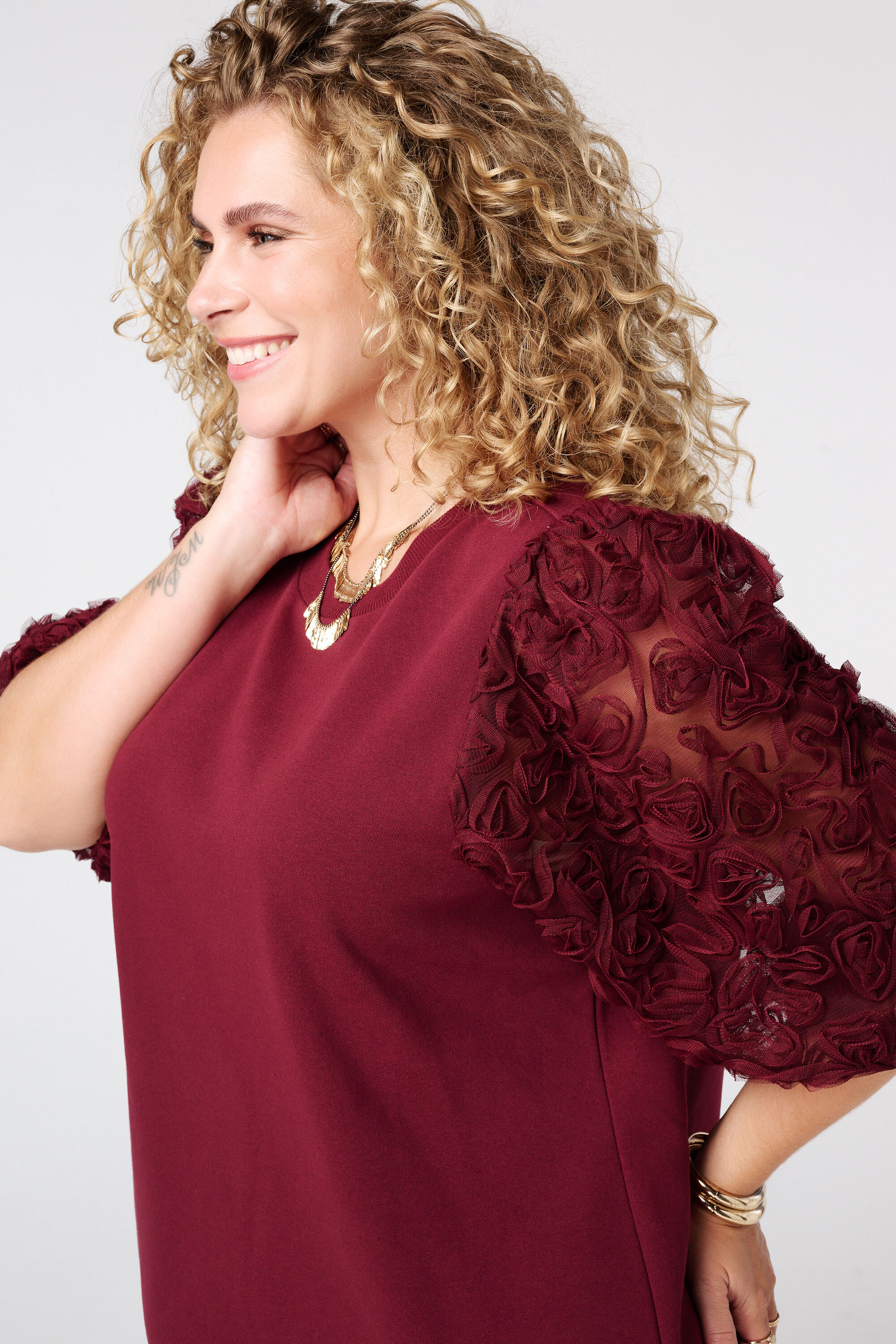 Vestido sudadera con mangas transparentes y estampado image number 4