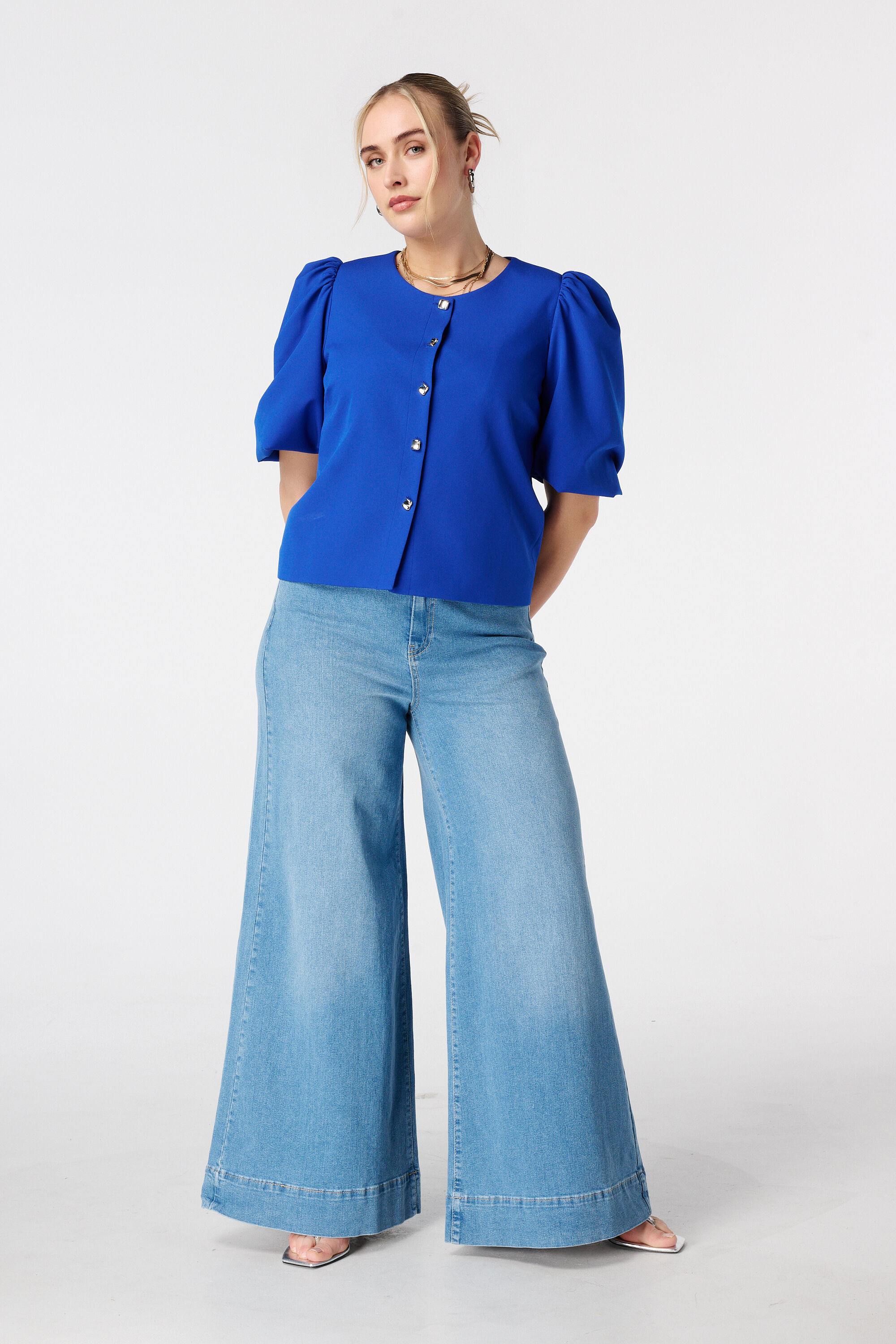 Blazer con mangas abullonadas cortas image number 5