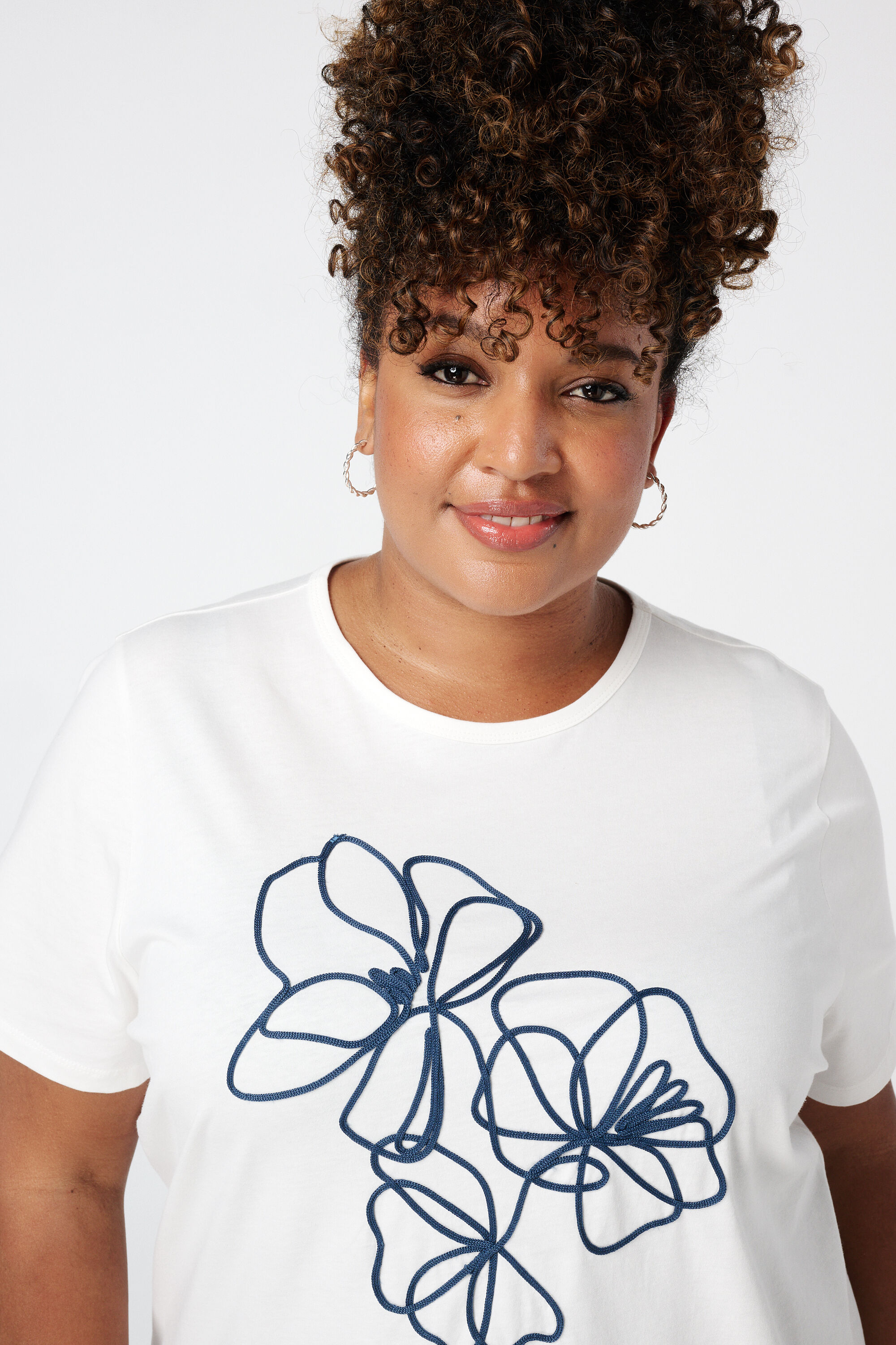 Camiseta con bordado image number 4