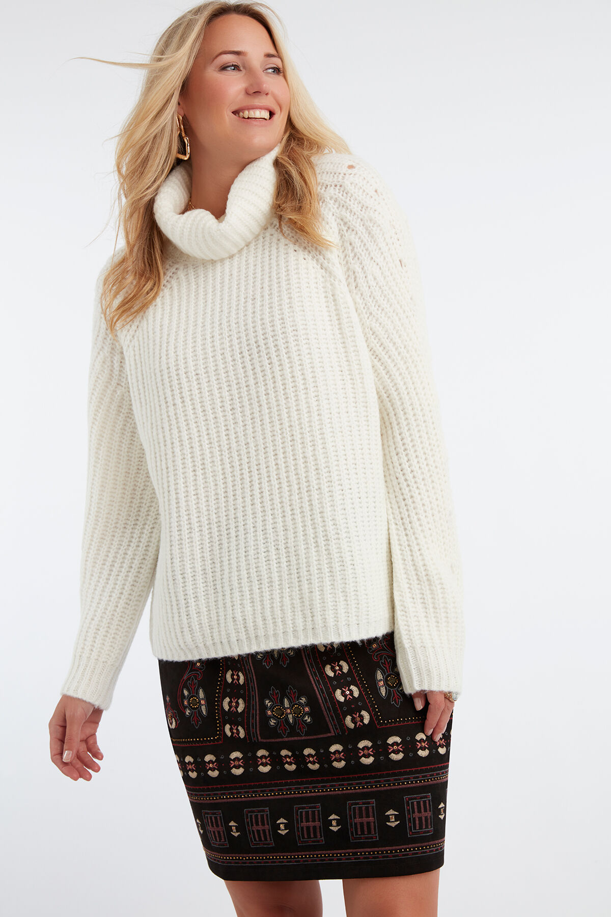 Su&eacute;ter de punto grueso con cuello alto  image number 4