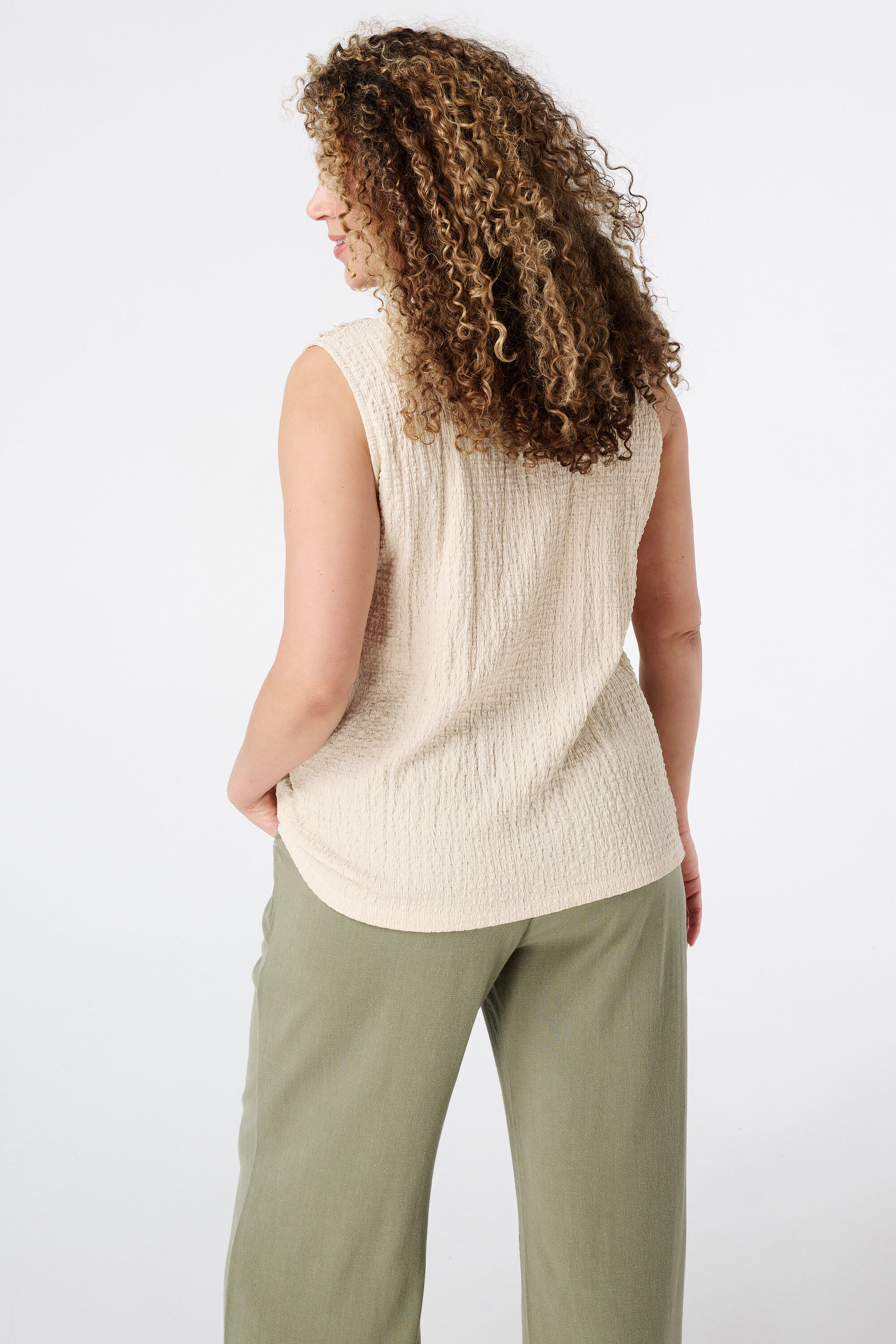 Top con detalles de volantes  image number 3