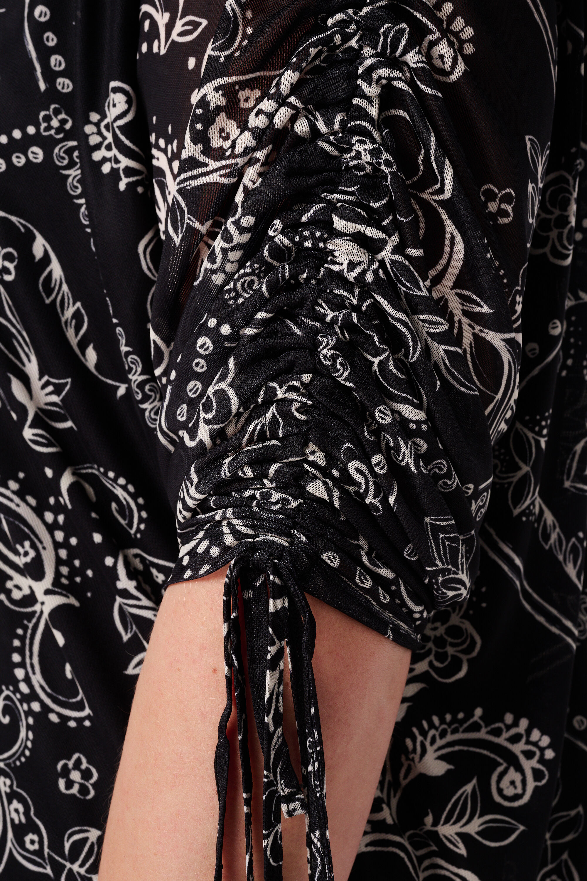 Blusa con estampado y mangas con cord&oacute;n image number 6