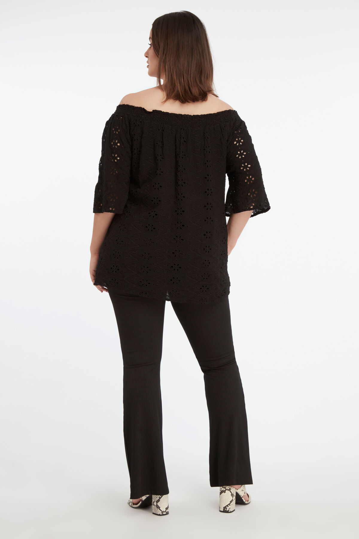 Top calado con hombros descubiertos image number 4