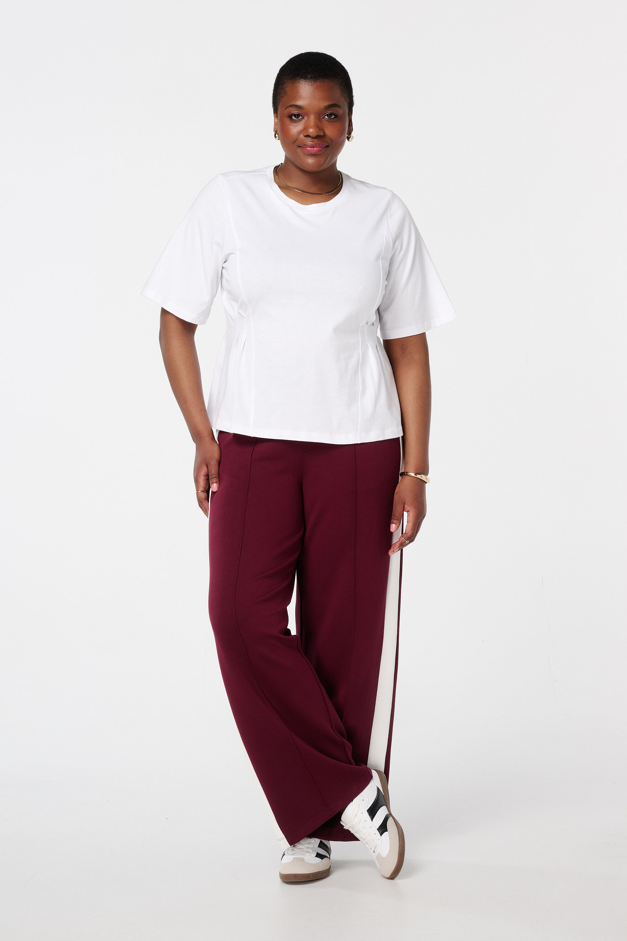 Camiseta entallada con detalle de pliegues y costuras parciales image number 5