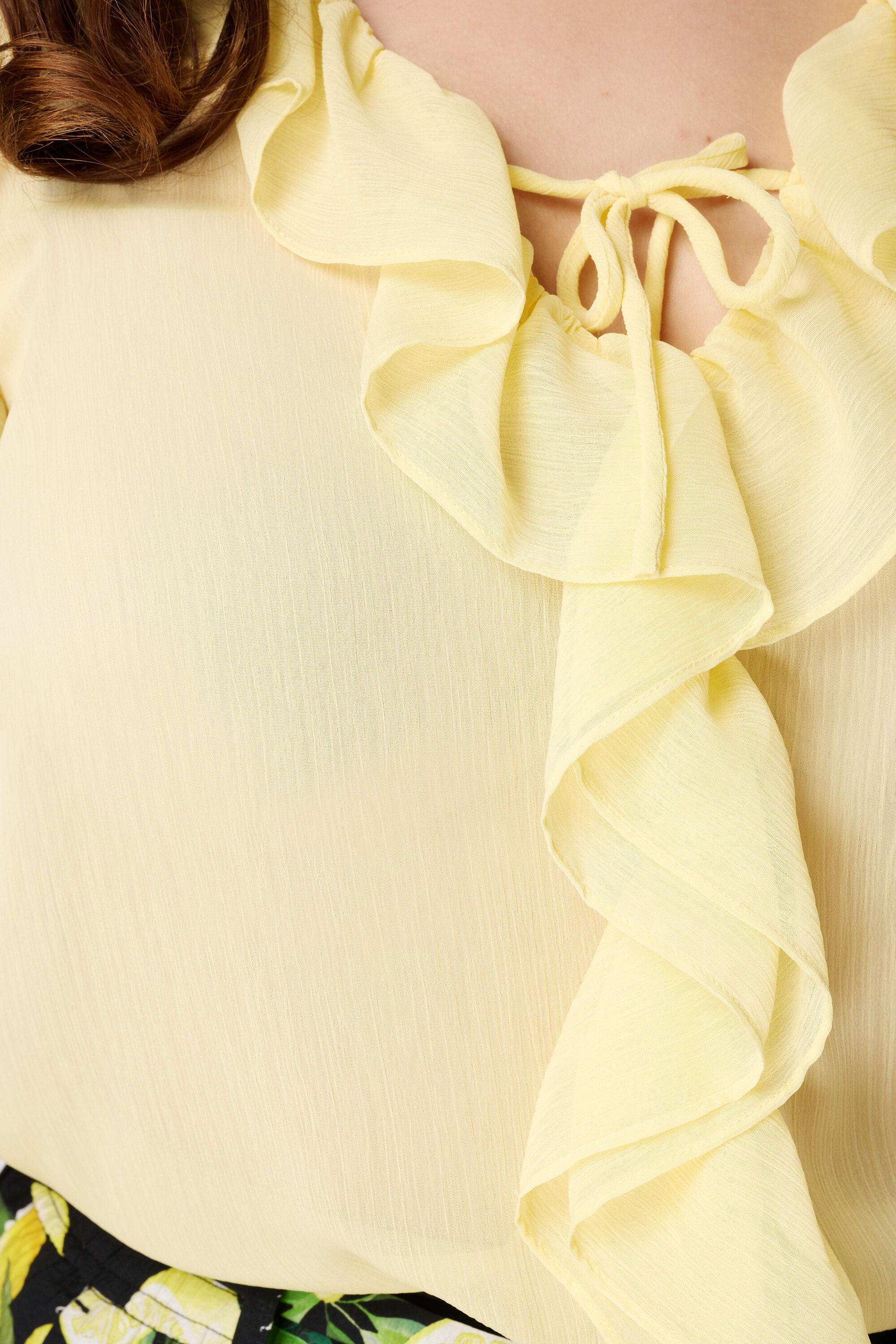 Blusa con volantes image number 6