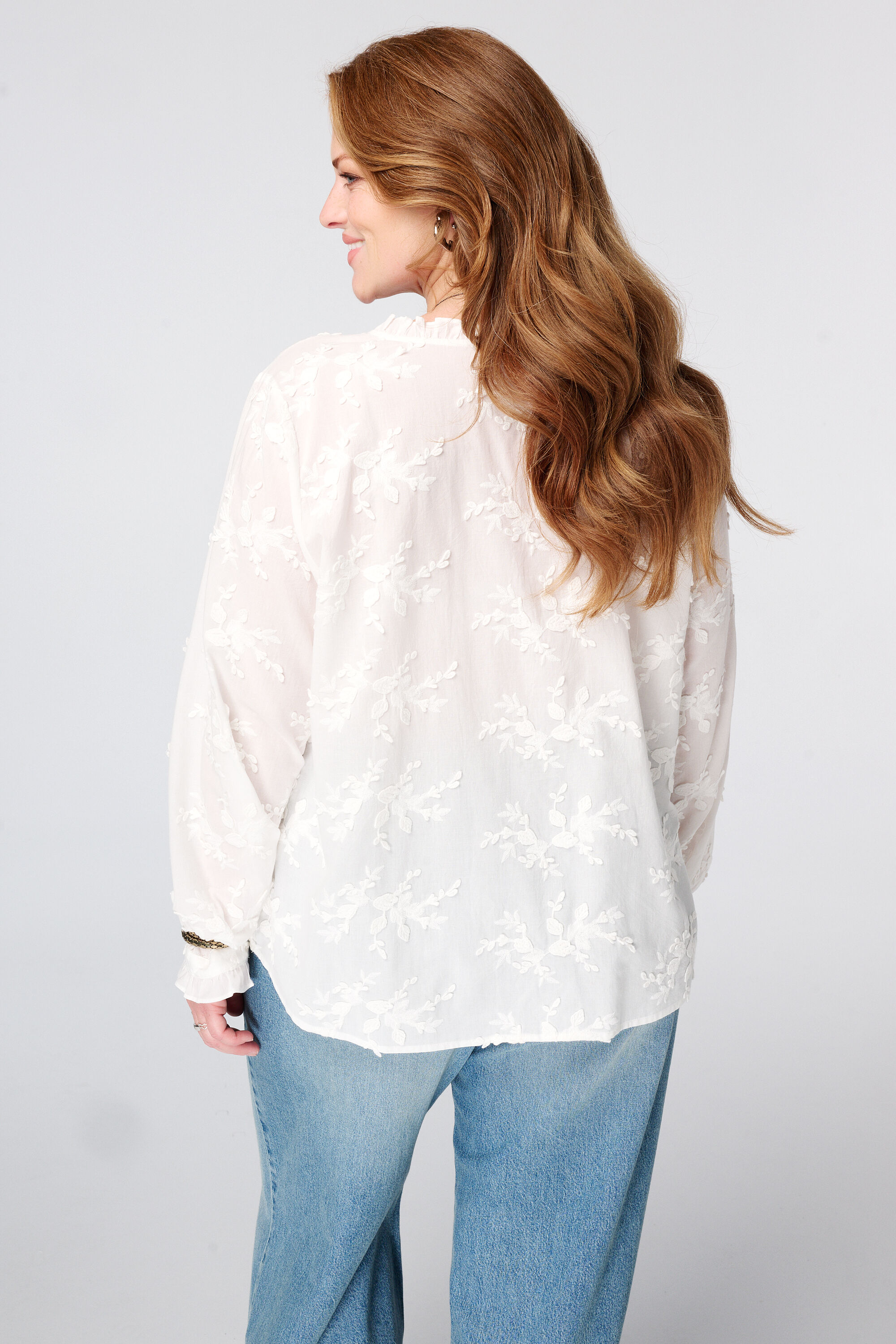 Blusa con bordados image number 3
