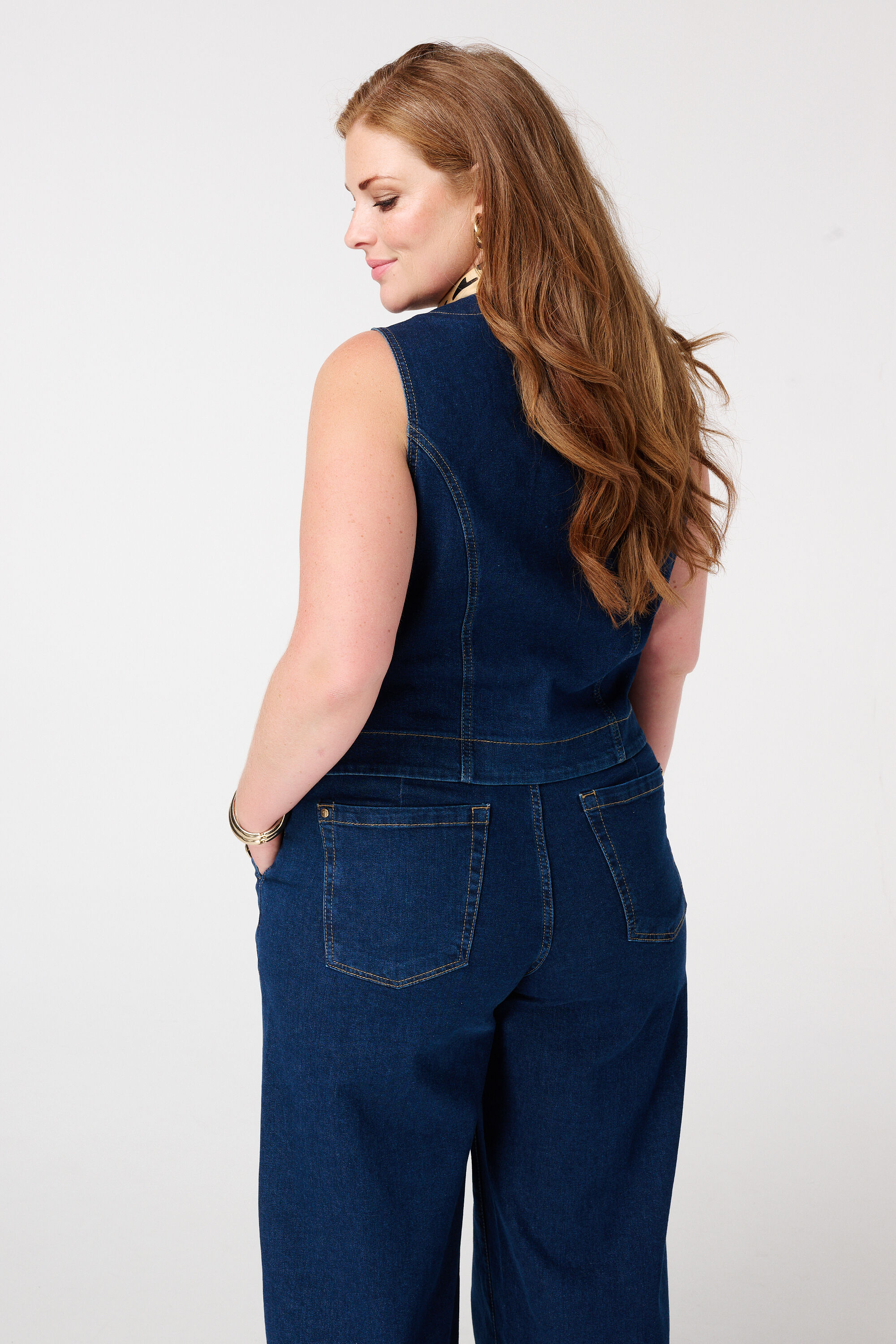 Chaleco denim con botones dorados image number 3