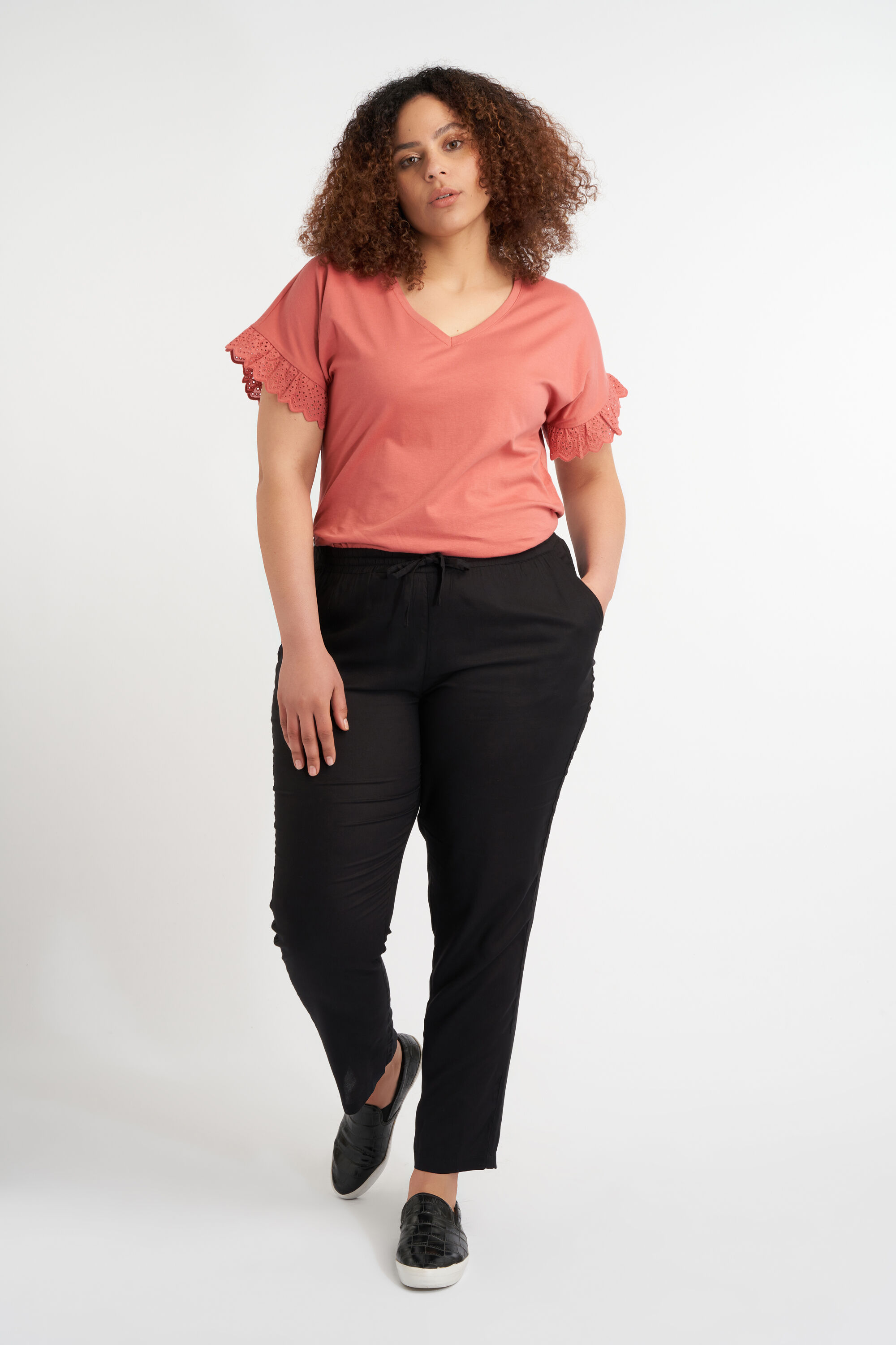 Pantalones holgados  image number 4