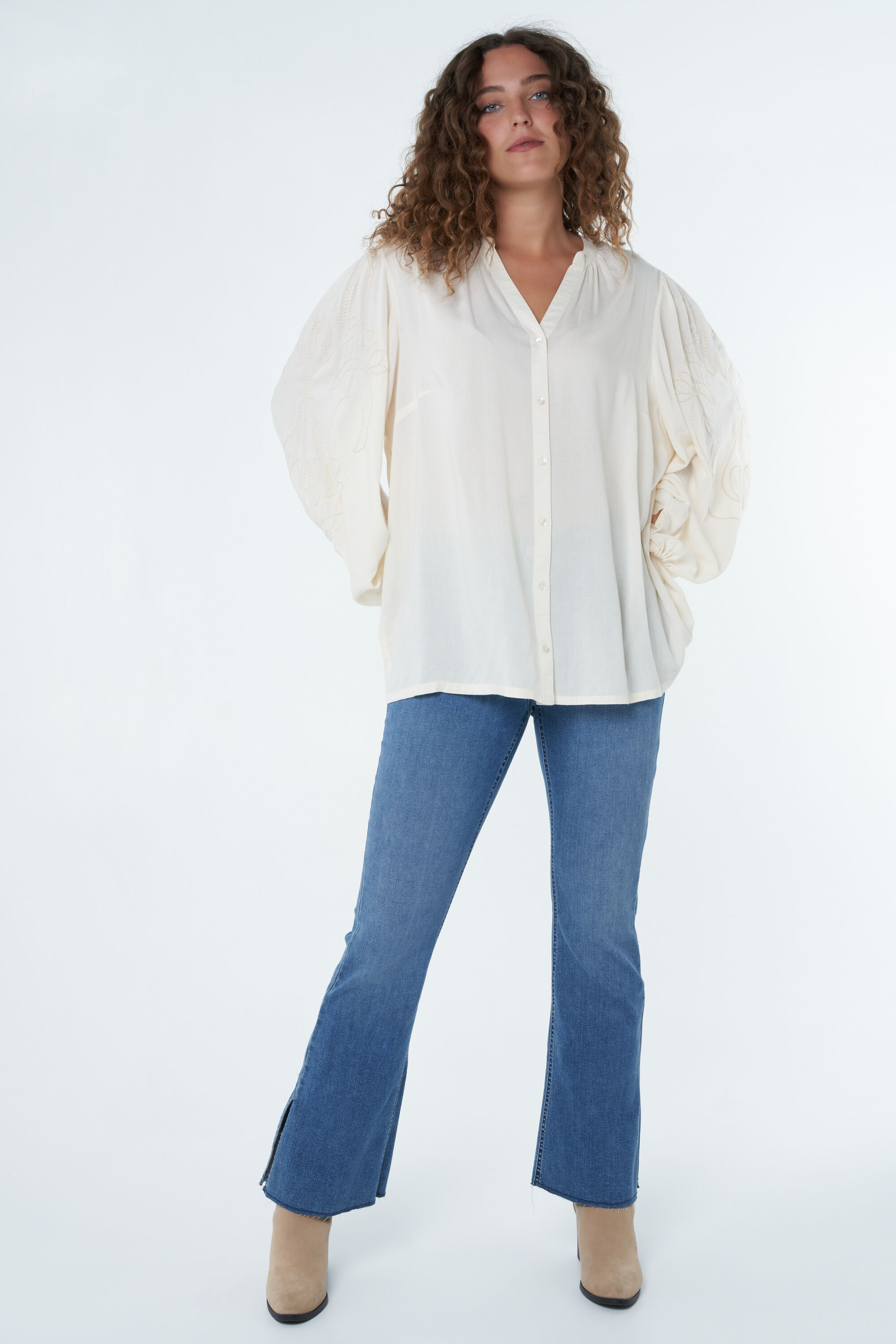 Blusa con bordados en las mangas image number 6