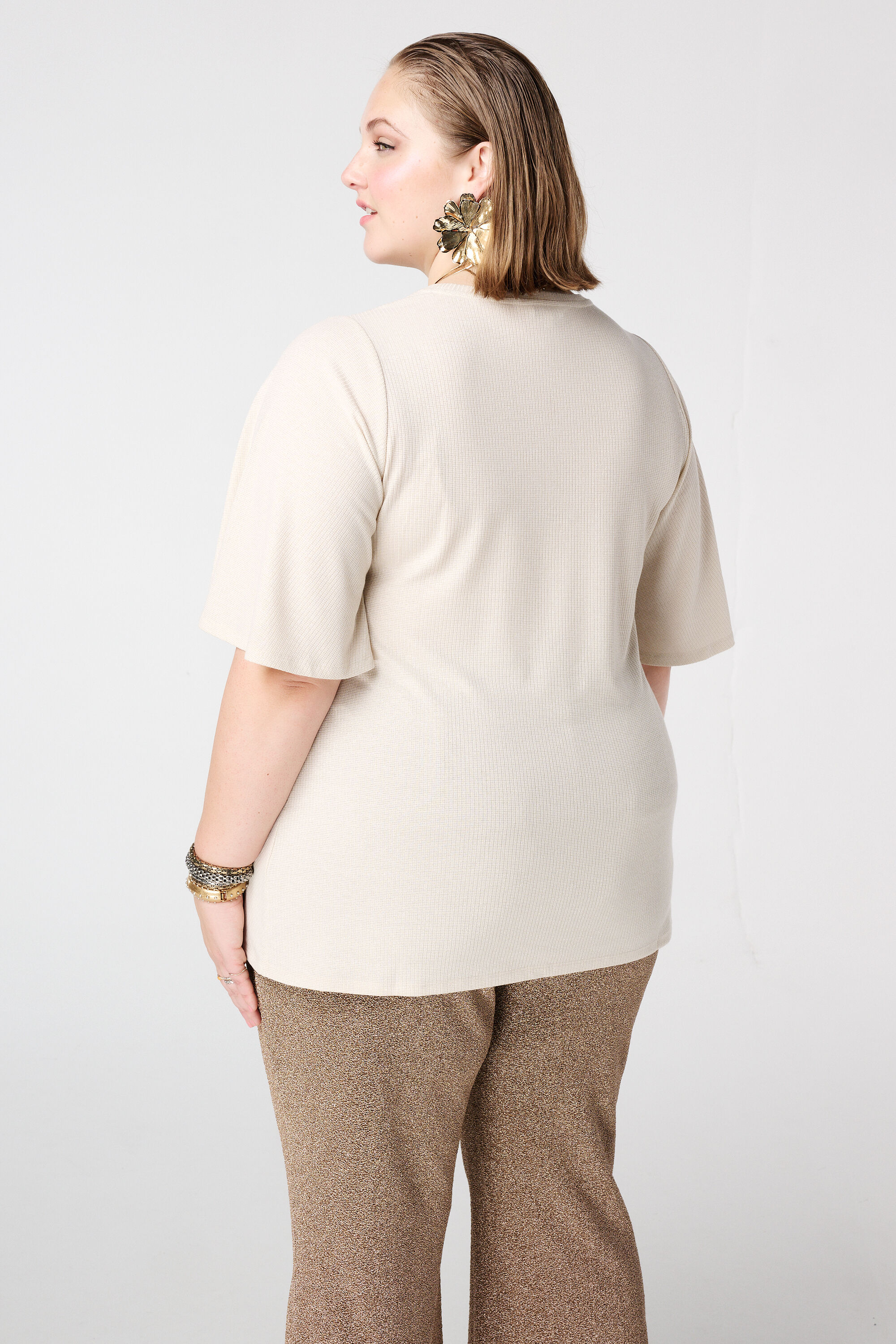 Top drapeado con hebilla dorada image number 3