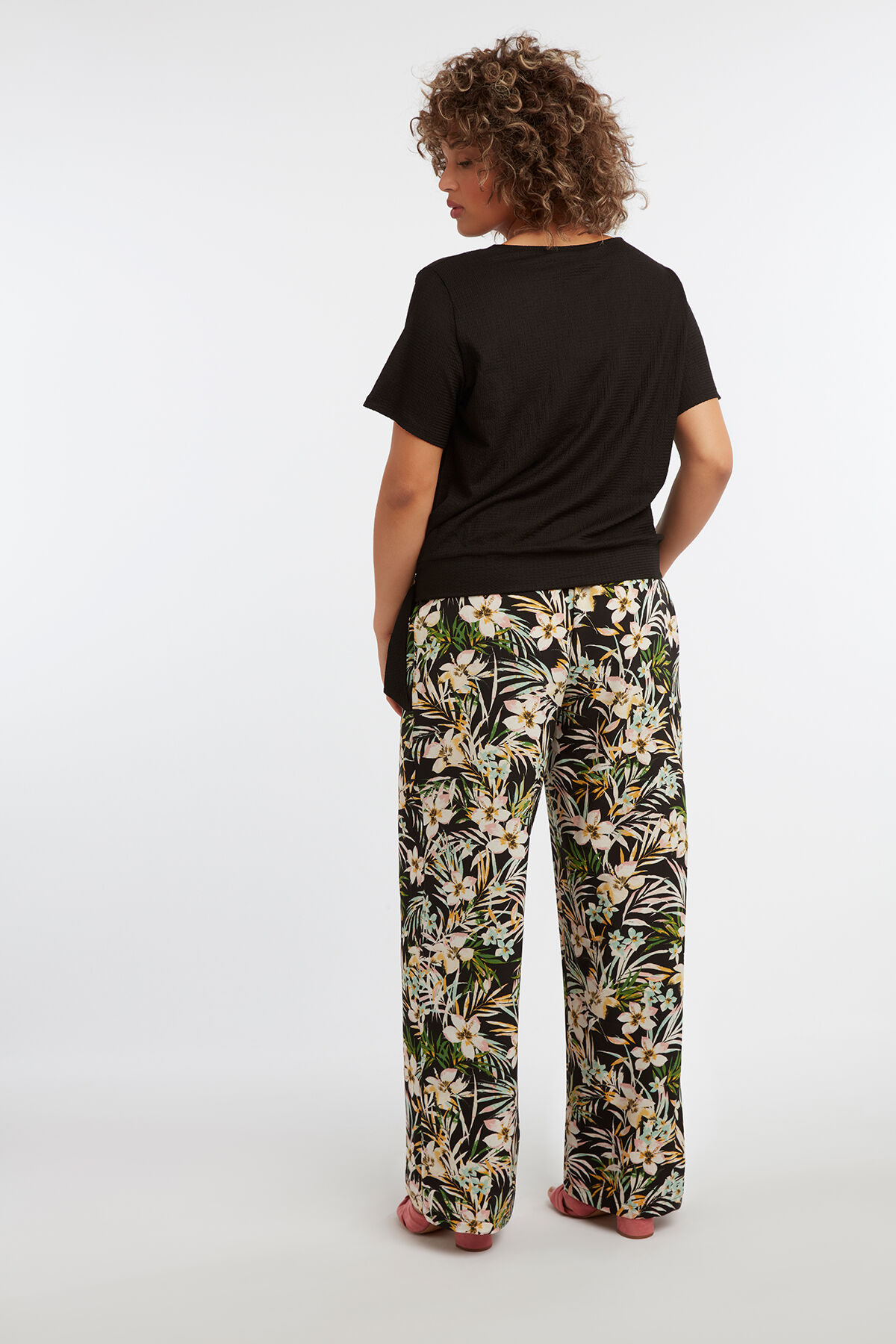 Top cruzado con hebilla image number 4