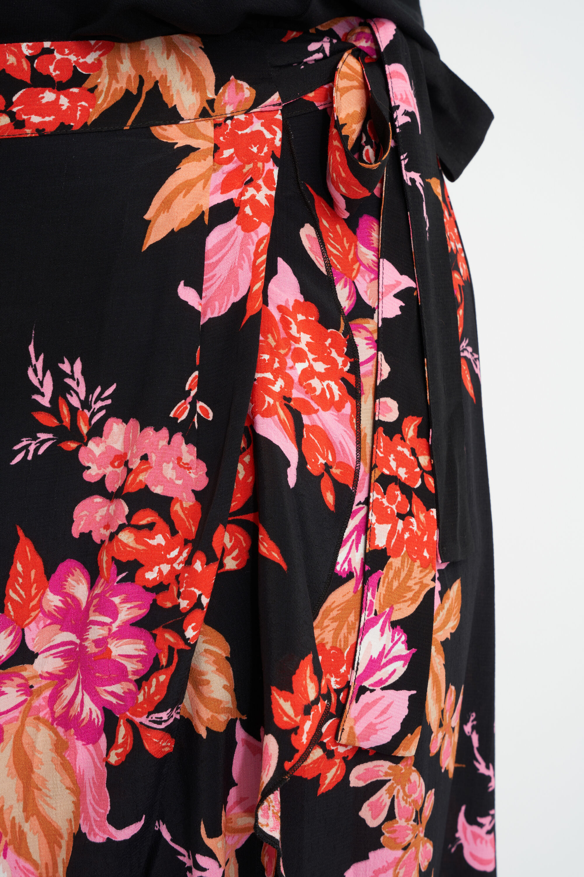 Falda cruzada con estampado floral  image number 6