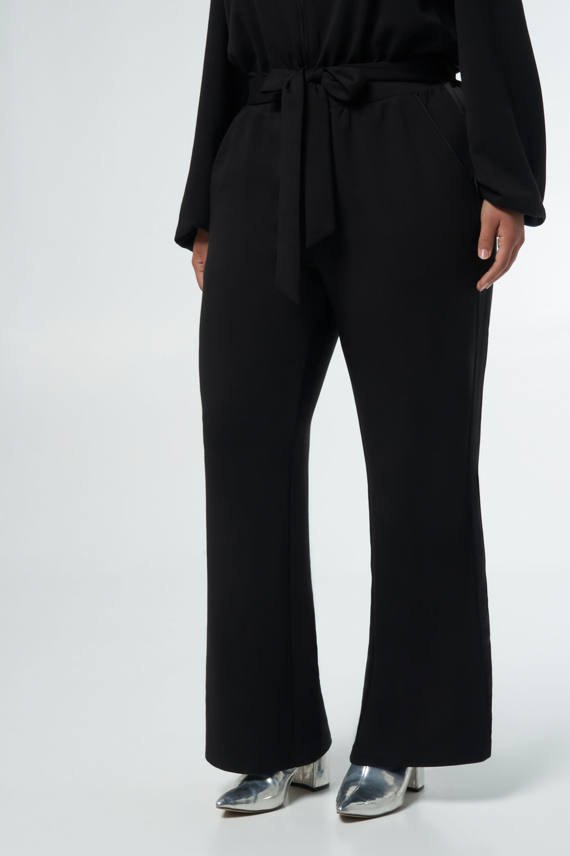 Mono con detalles image number 5