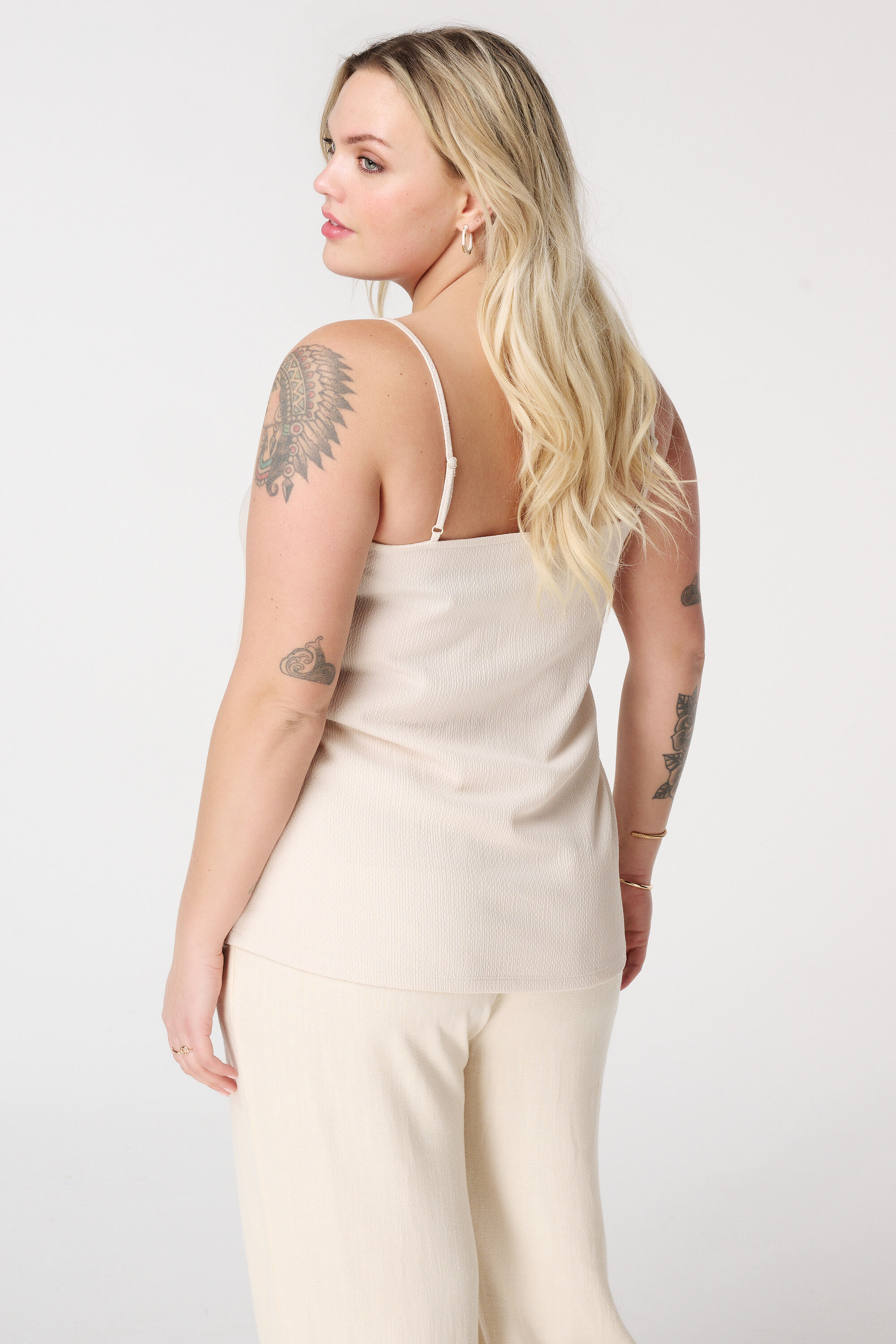 Top sin mangas con textura image number 3