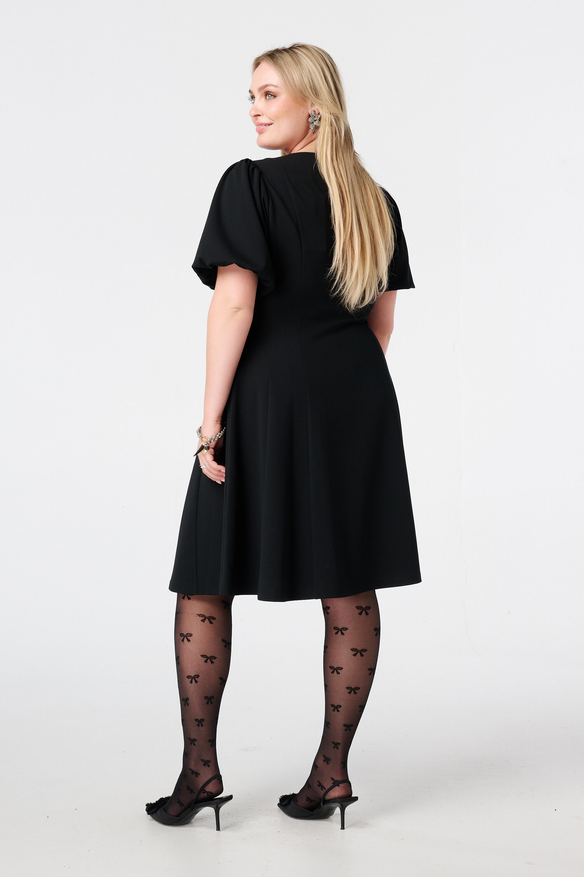 Vestido con costuras decorativas image number 3