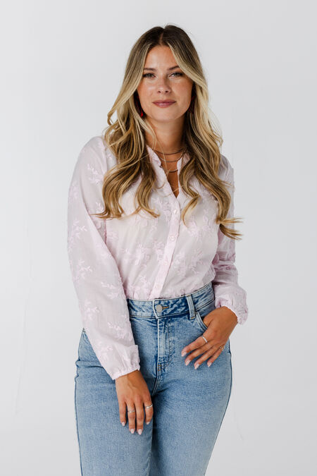Blusa con detalles bordados Blusa con detalles bordados