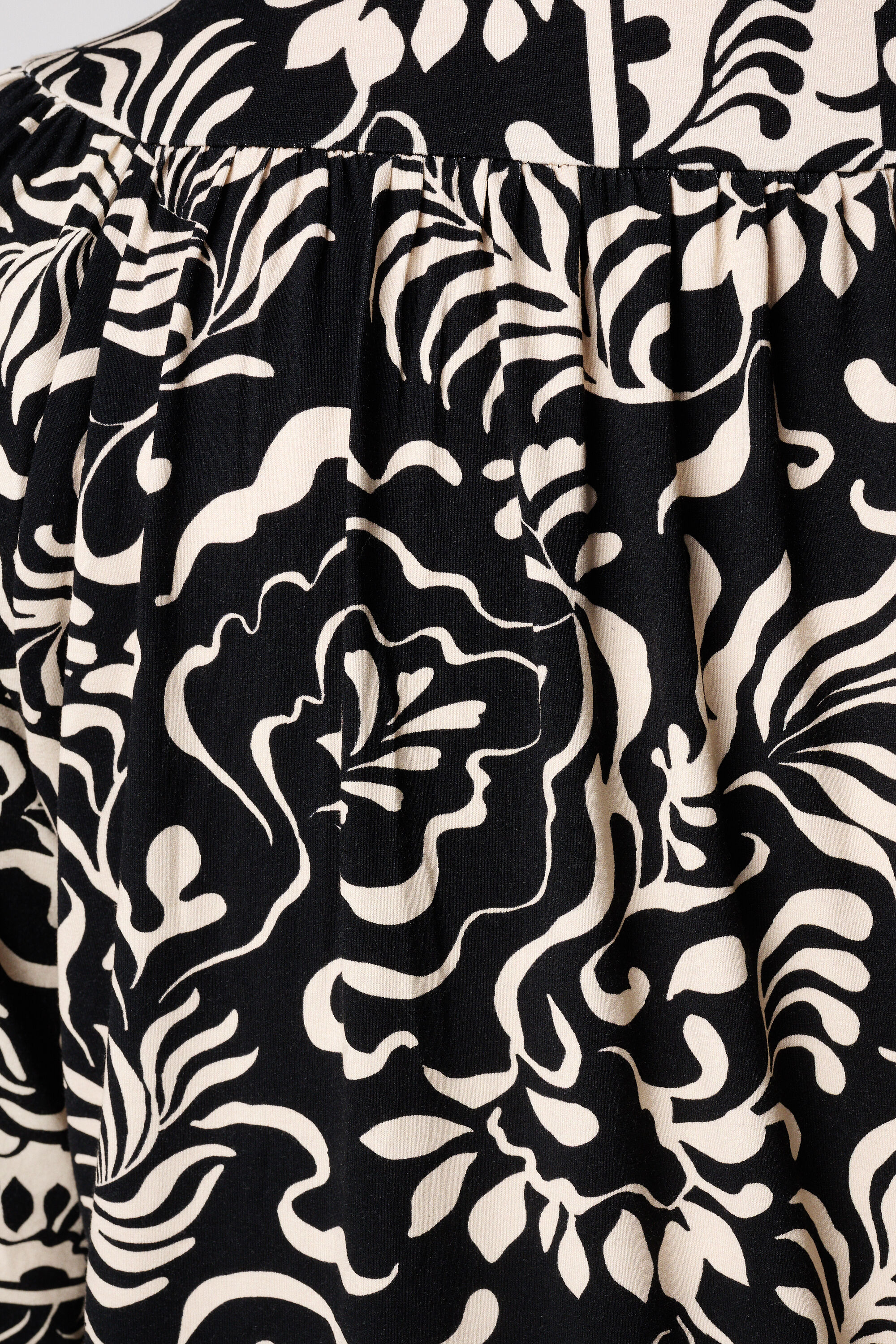 Top de punto con estampado image number 6