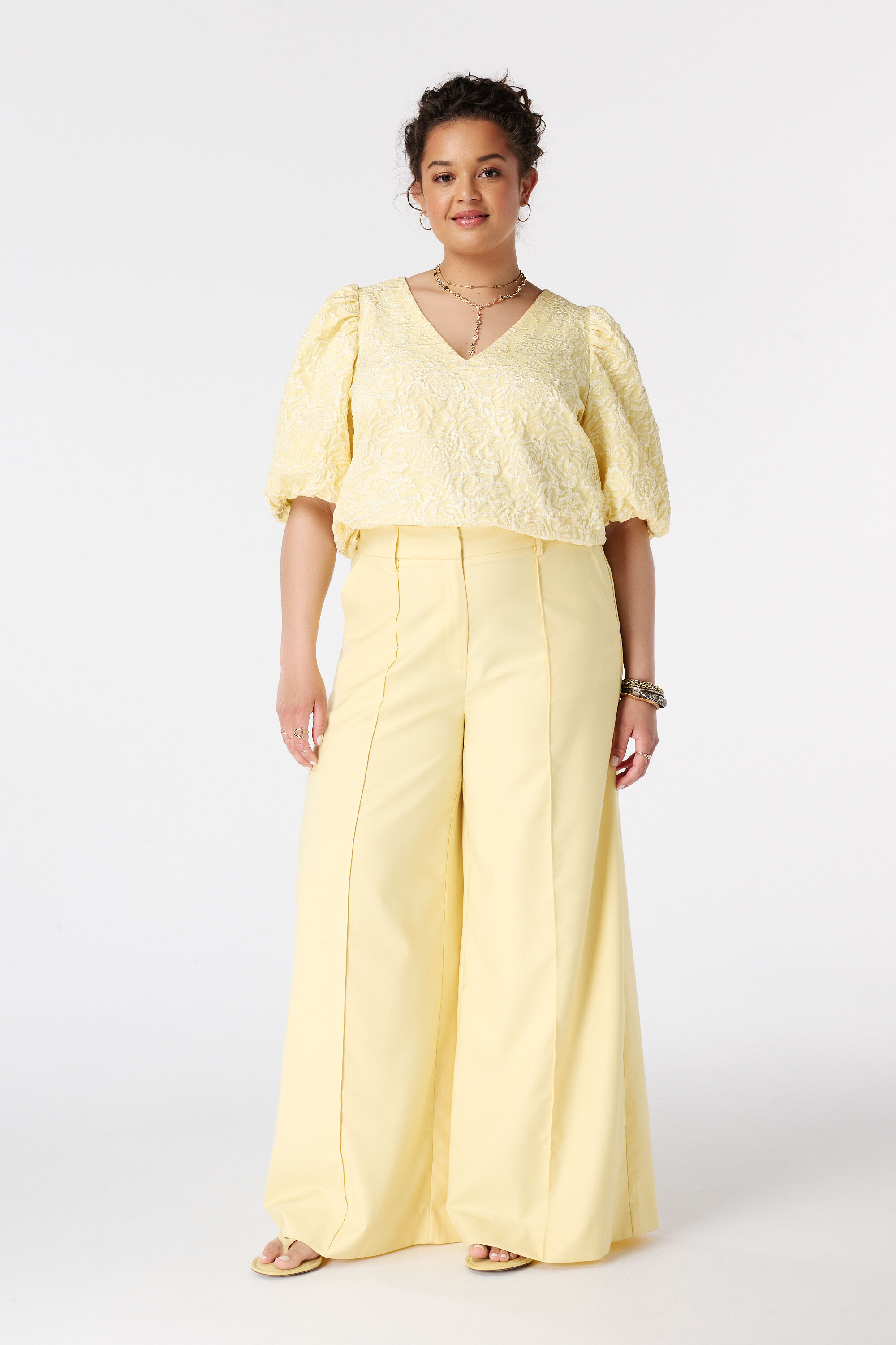 Pantal&oacute;n wide leg con costuras decorativas
