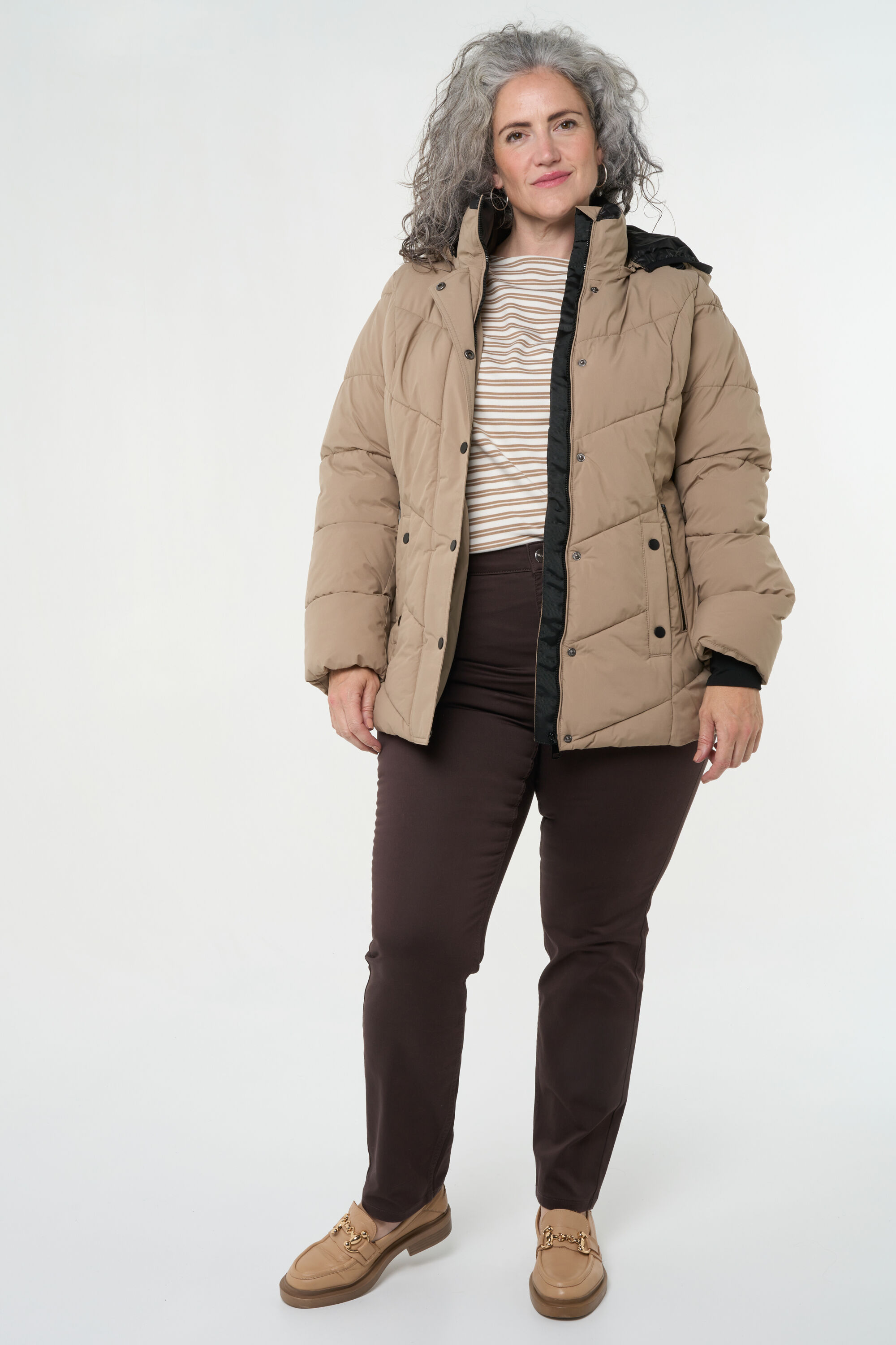 Chaqueta acolchada con capucha  image number 6