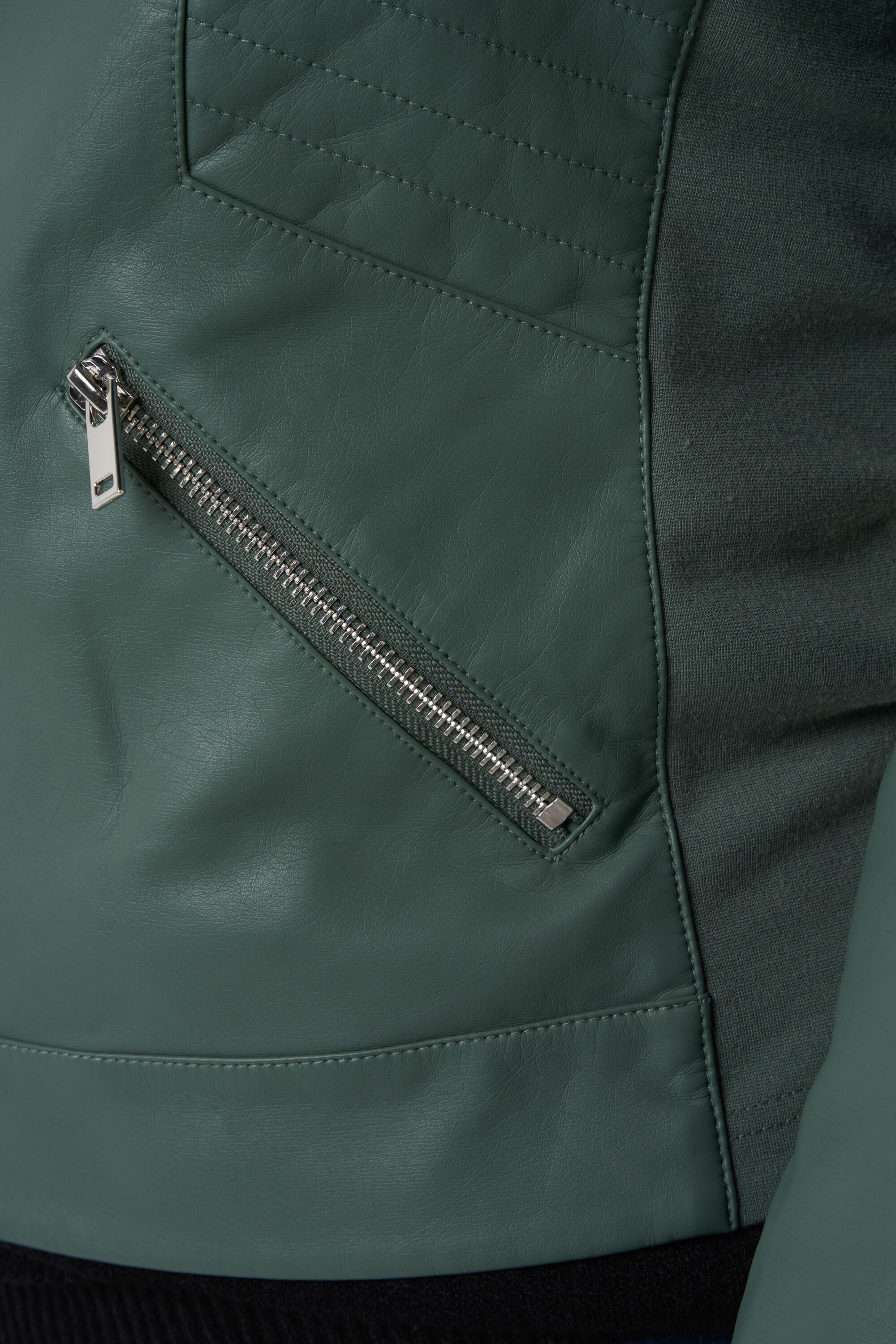 Chaqueta de cuero sint&eacute;tico  image number 5