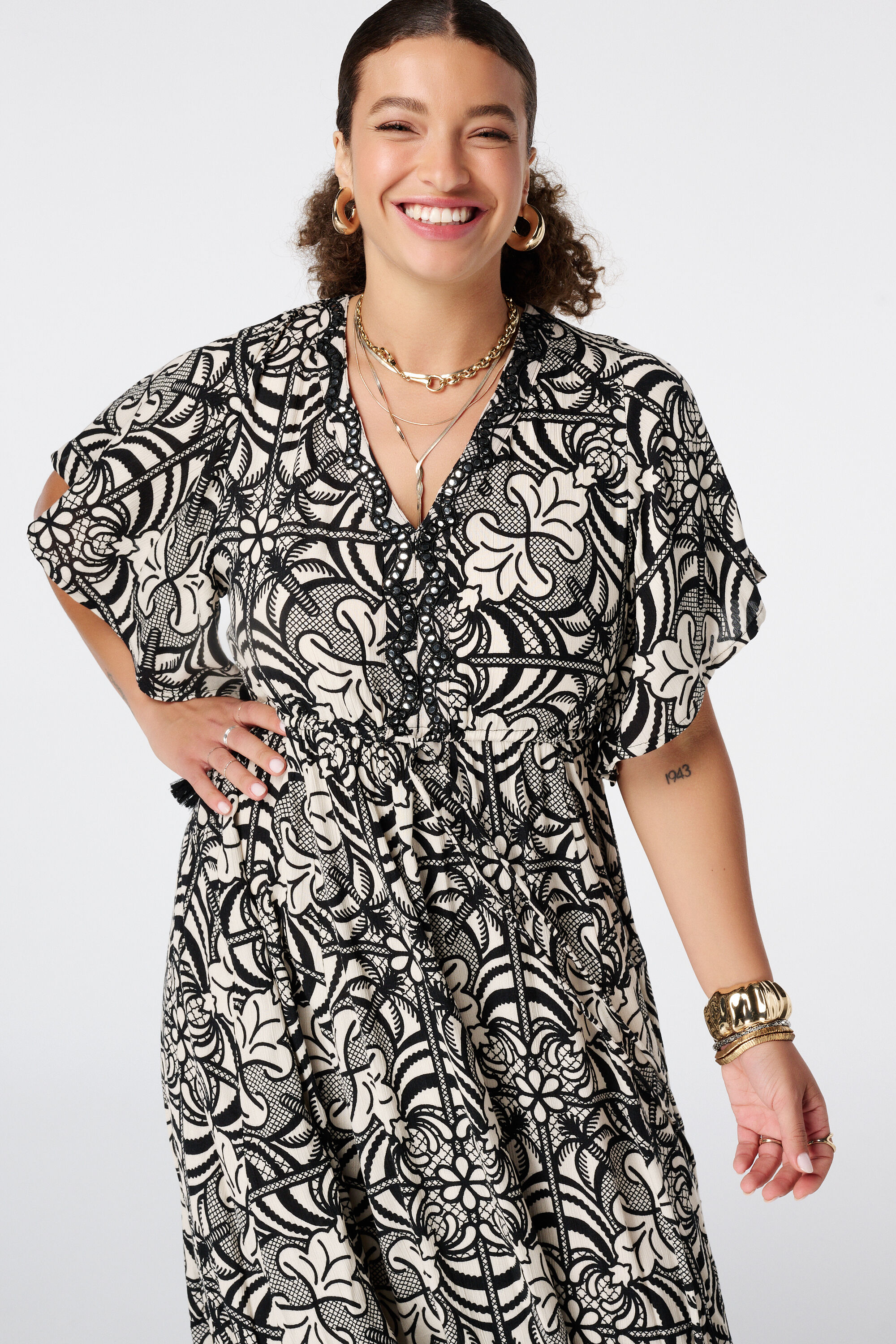 Vestido maxi con mangas mariposa image number 4