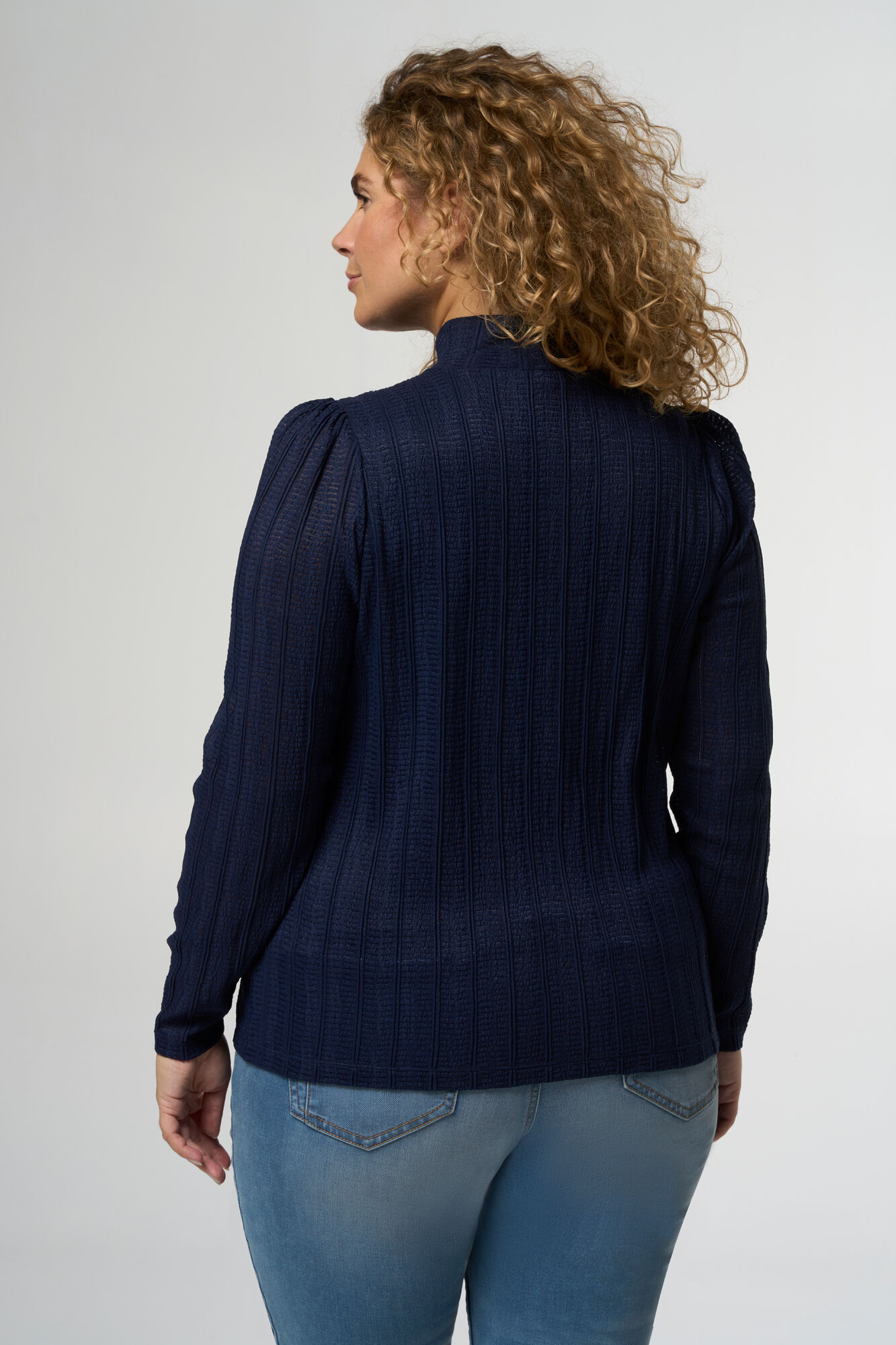 Top con cuello vuelto y estructura image number 3