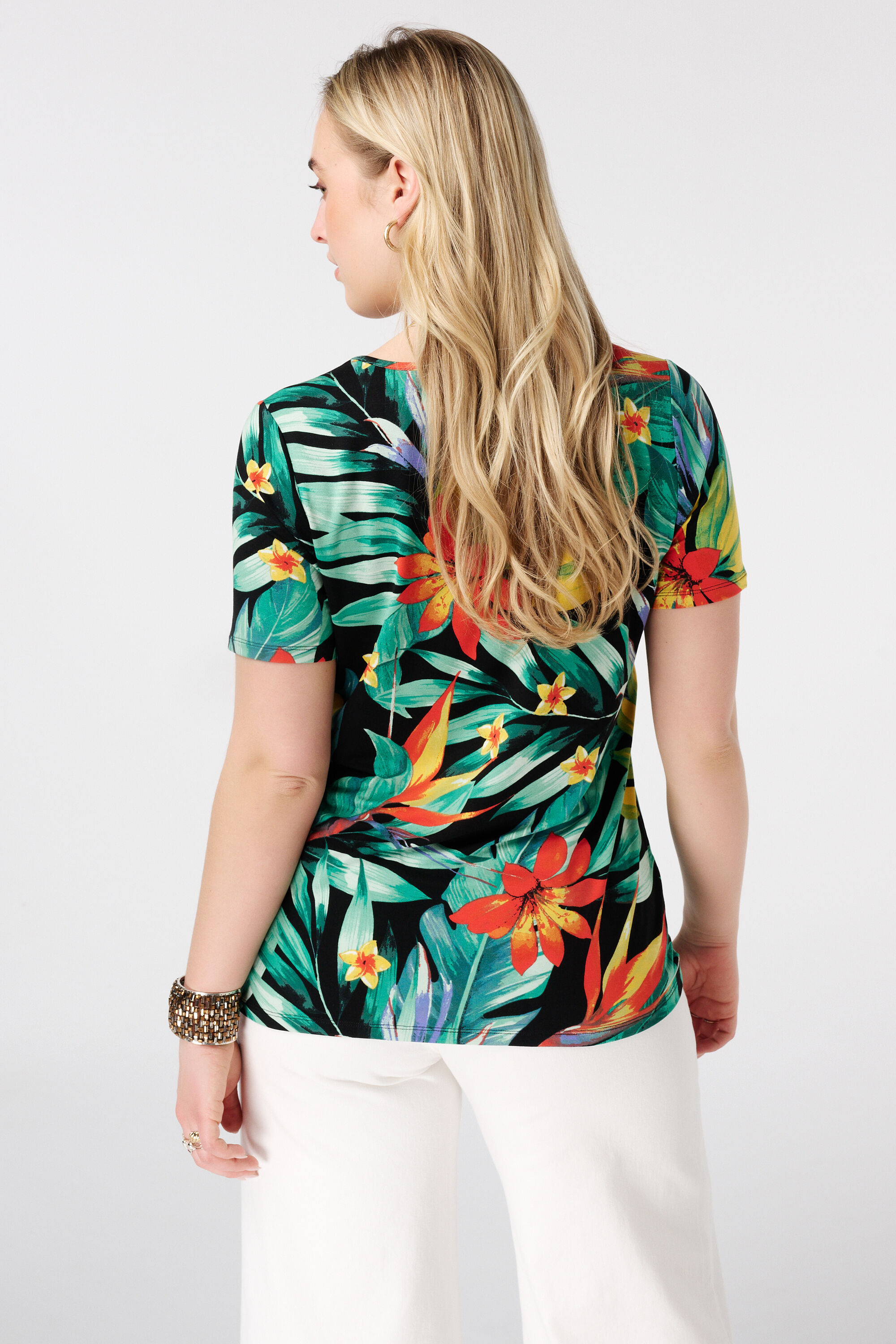 Camiseta con estampado y escote en V image number 3