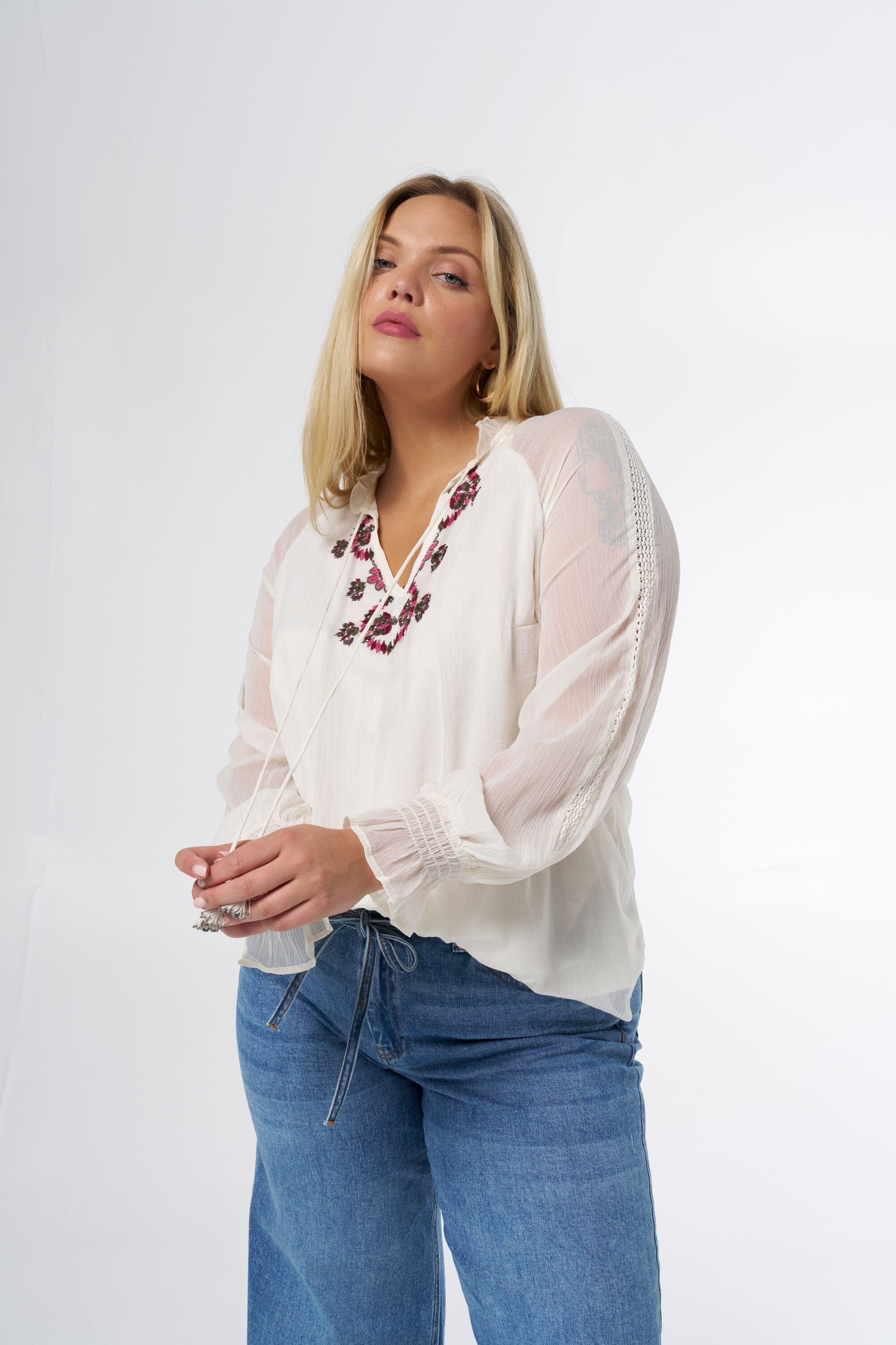 Blusa con bordado  image number 6