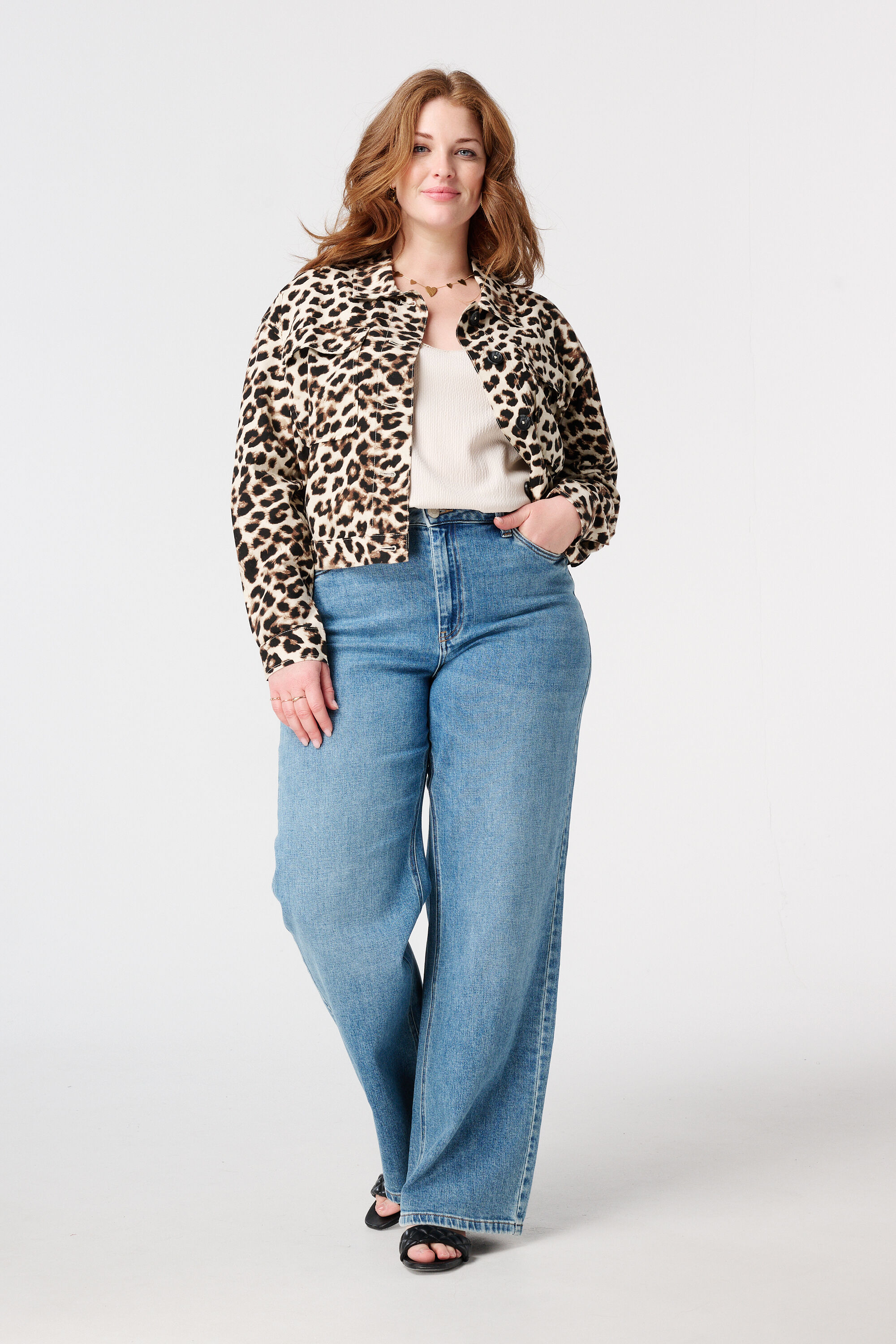 Chaqueta corta con botones image number 5