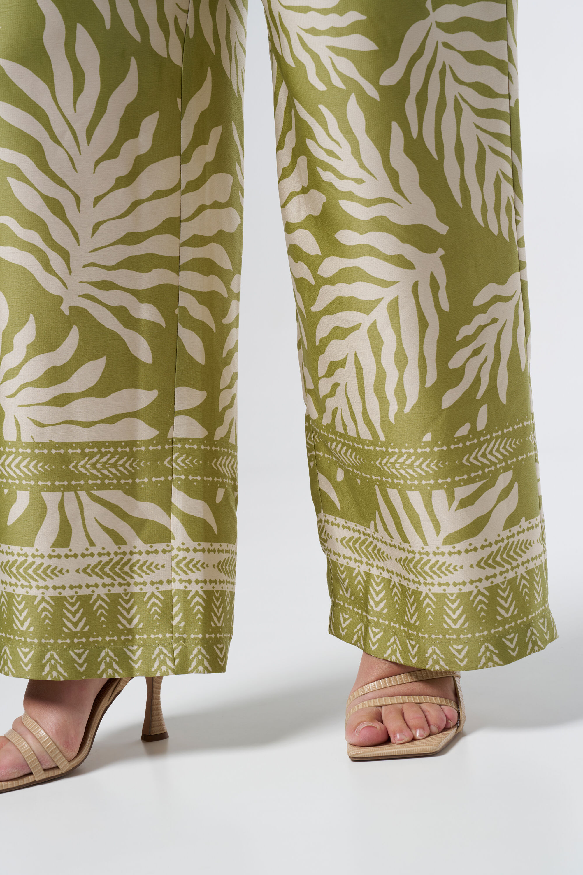 Pantal&oacute;n recto con detalle de lazo image number 4