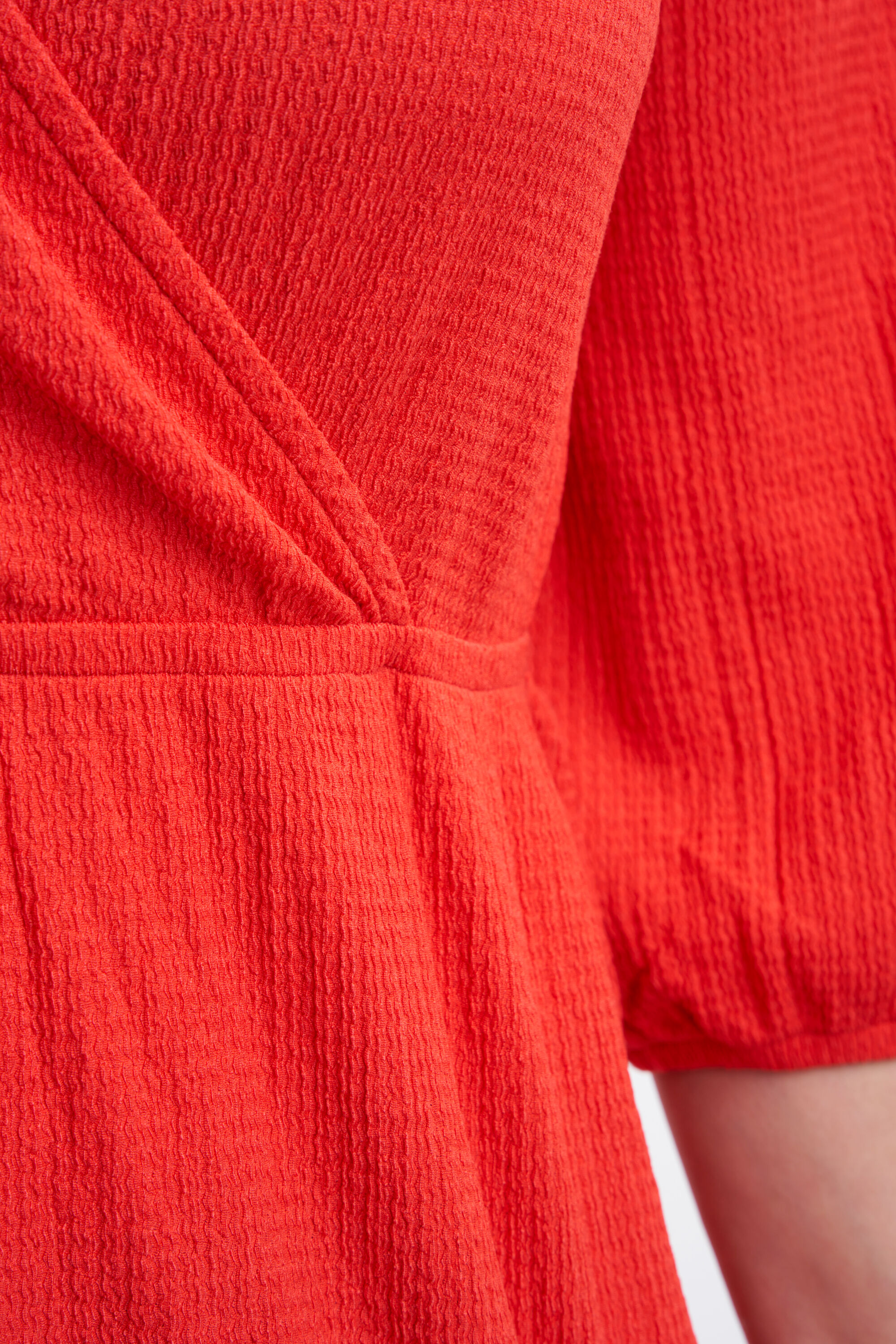 Top cruzado de tejido con textura image number 4