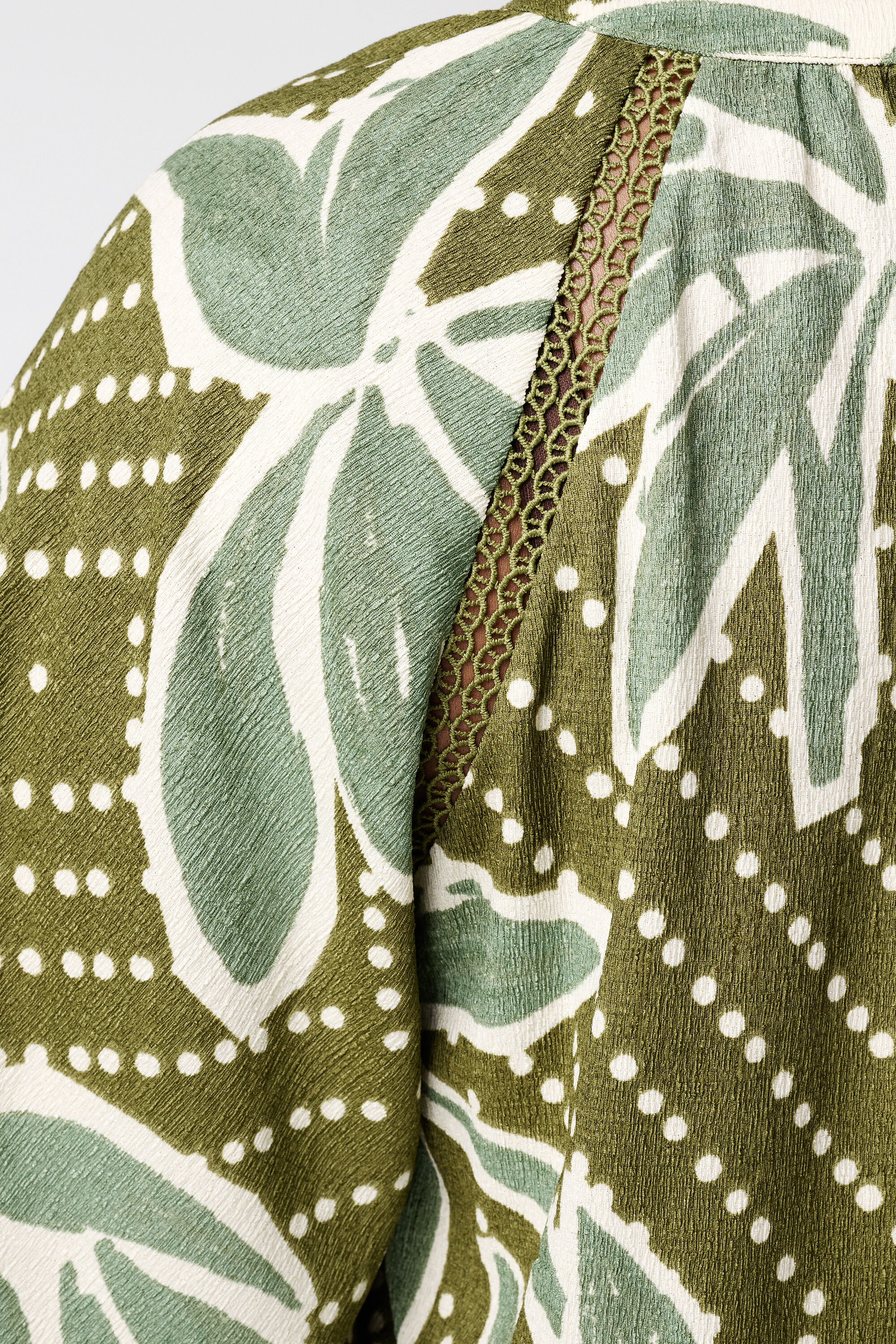 Top con mangas mariposa image number 6