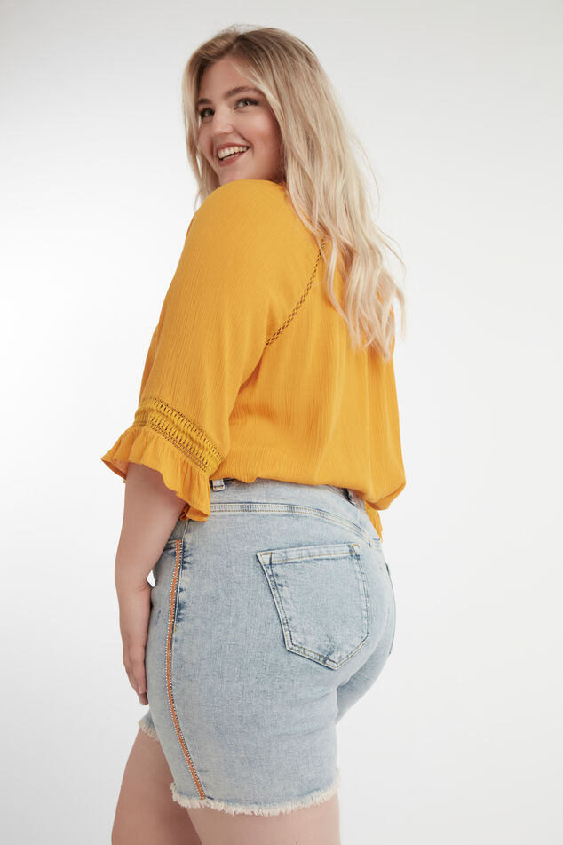 Shorts con pequeños flecos naranjas  en las costuras laterales image number 3