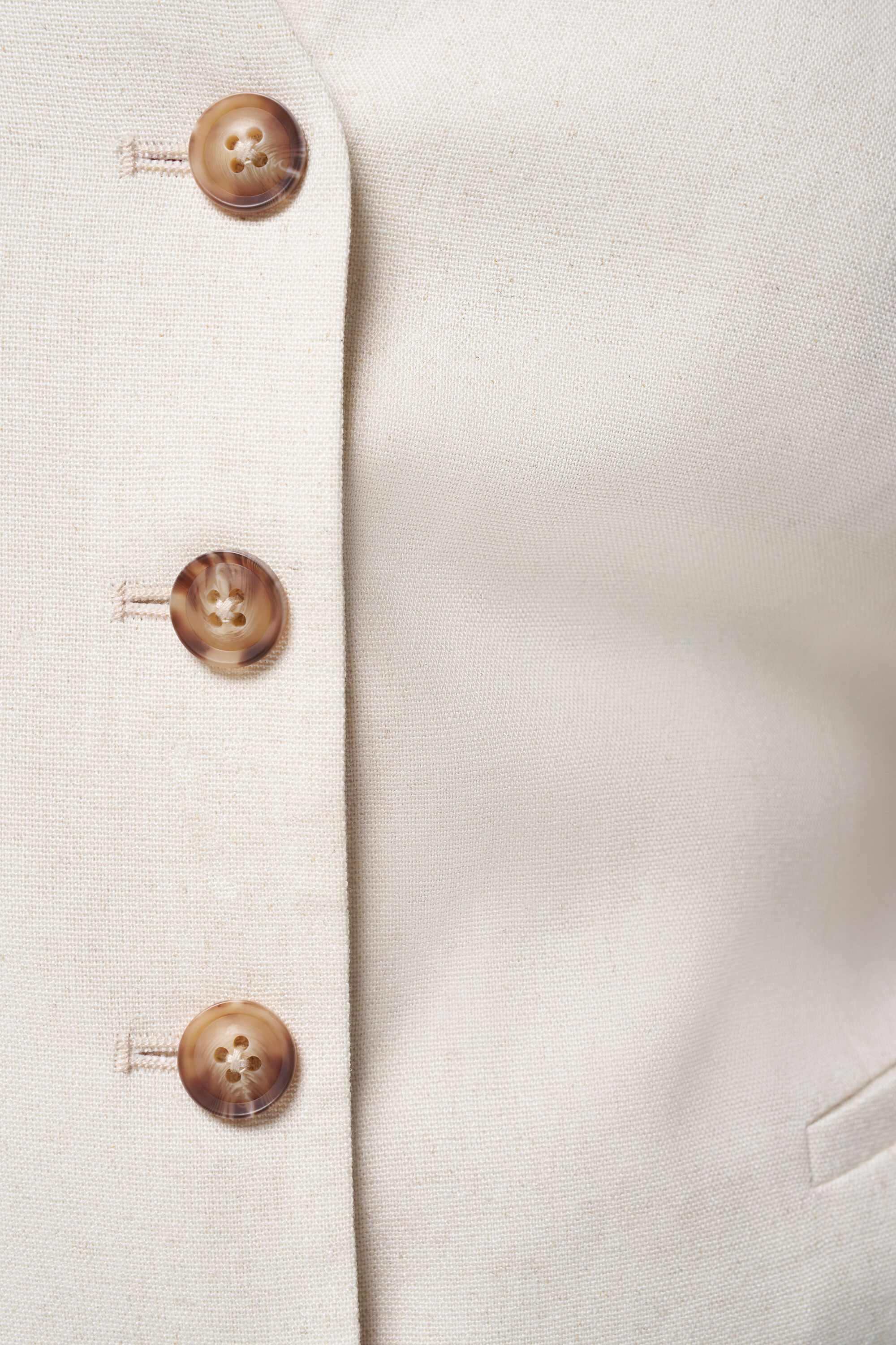 Chaleco de lino con botones carey image number 4