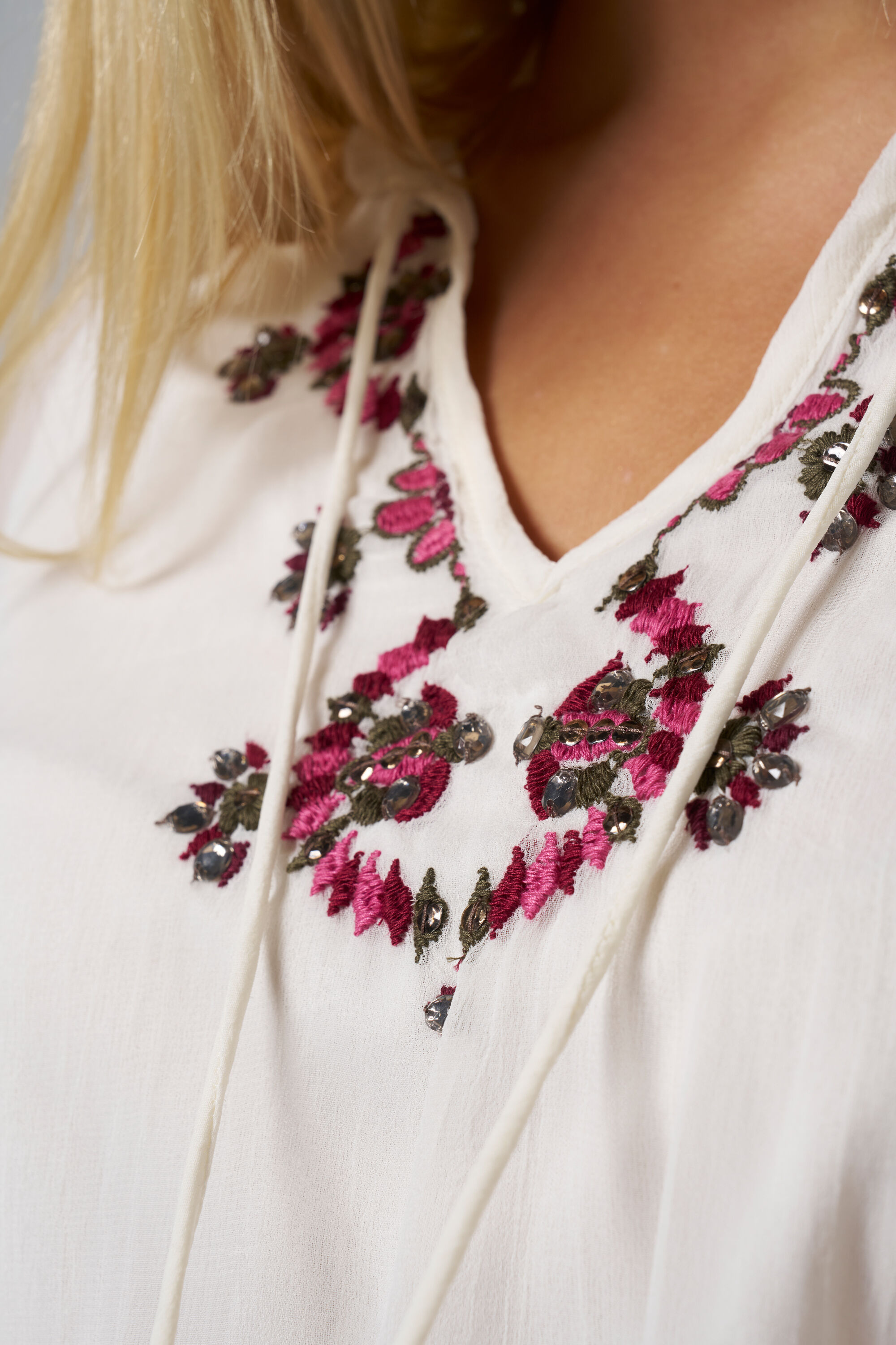 Blusa con bordado  image number 4