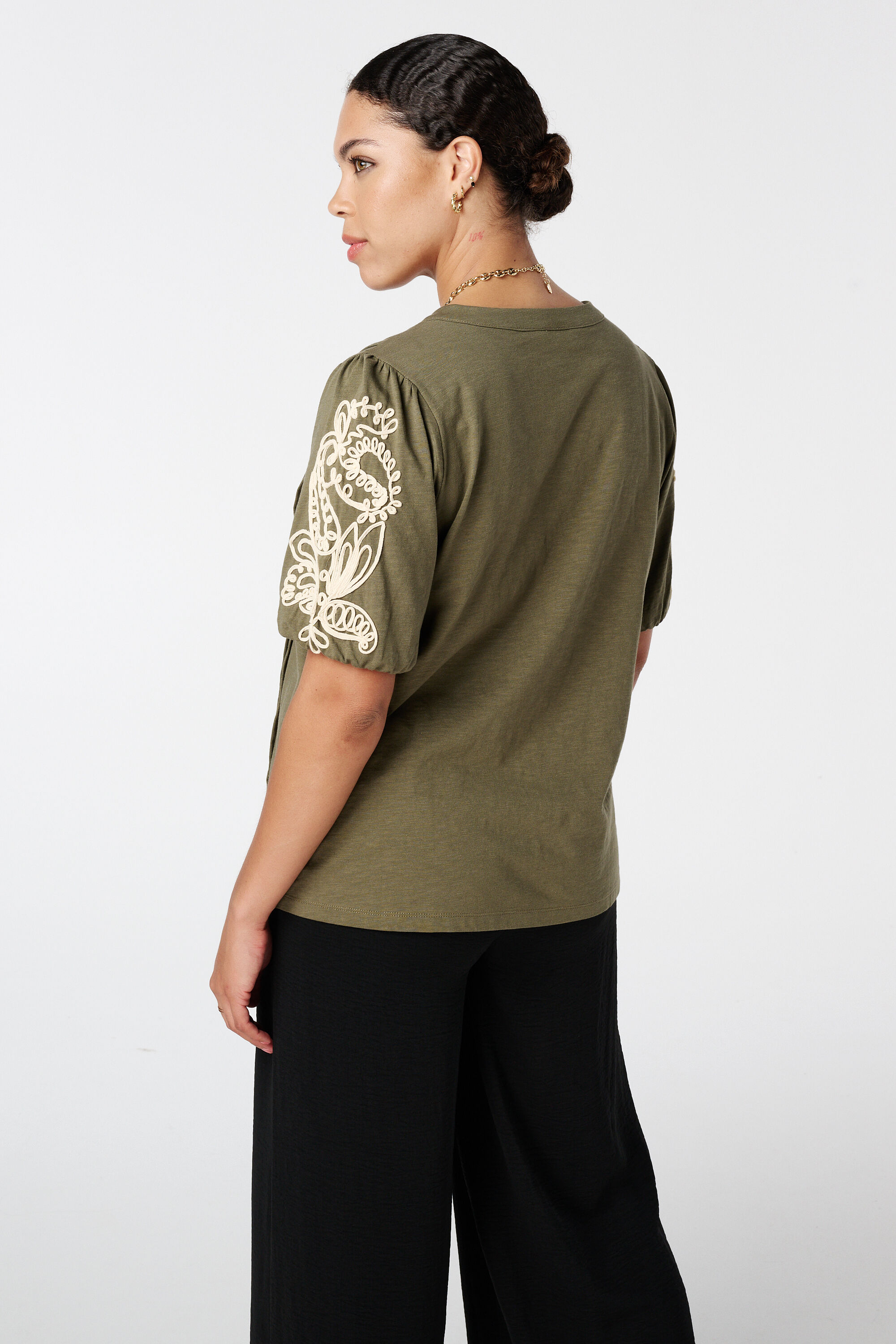 Top con mangas bordadas image number 3