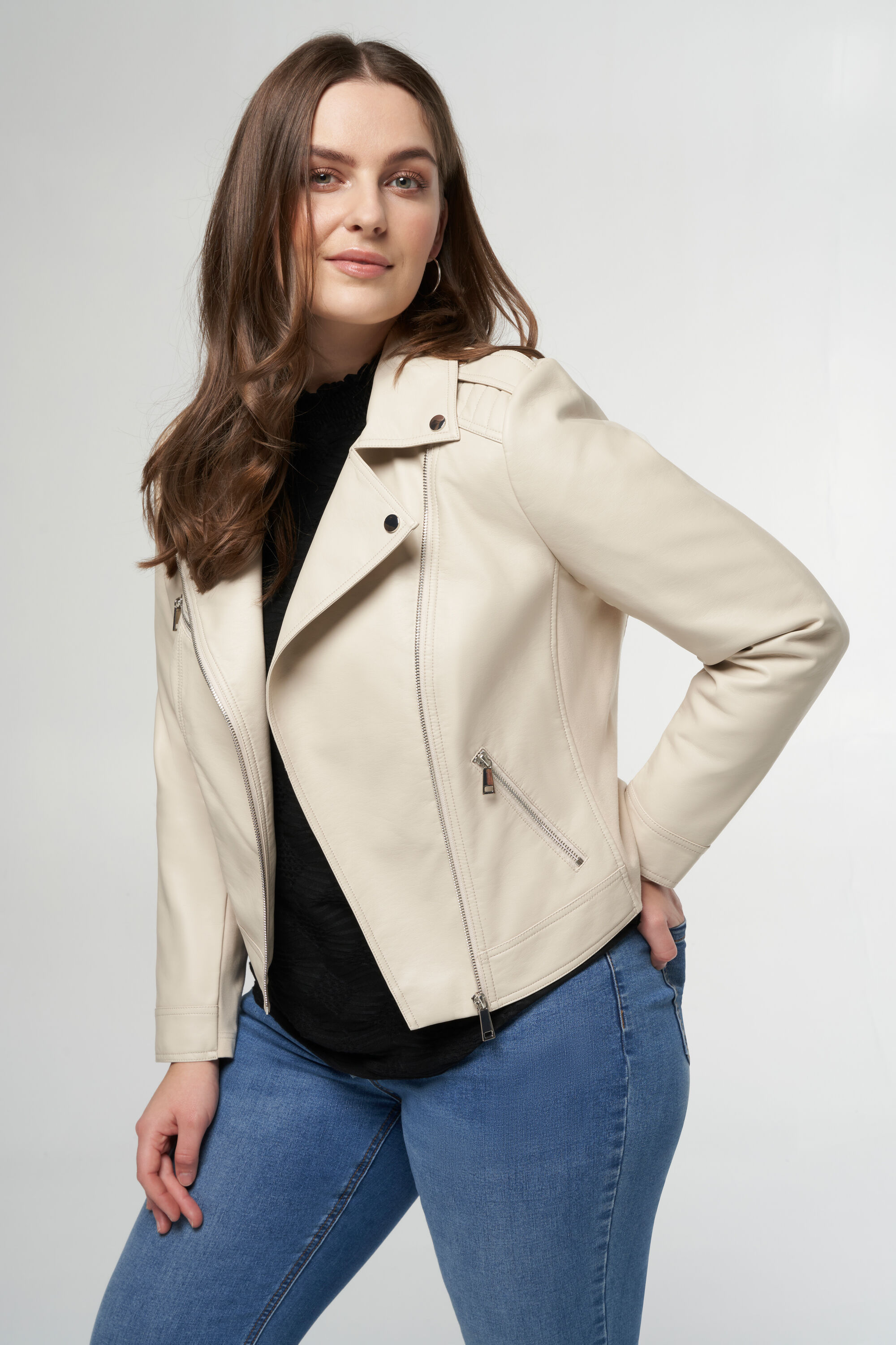 Cazadora con aspecto de cuero y detalles plateados. image number 6