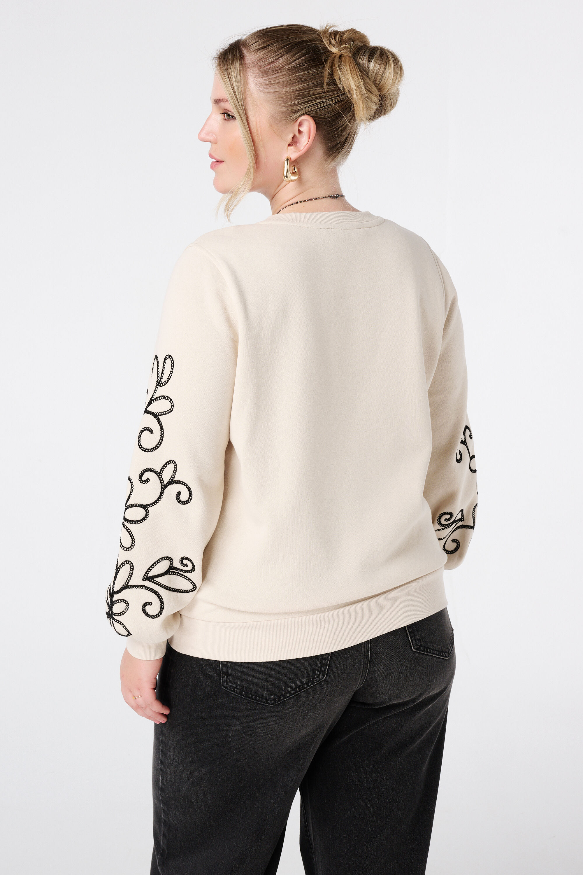 Jersey con detalles bordados image number 3