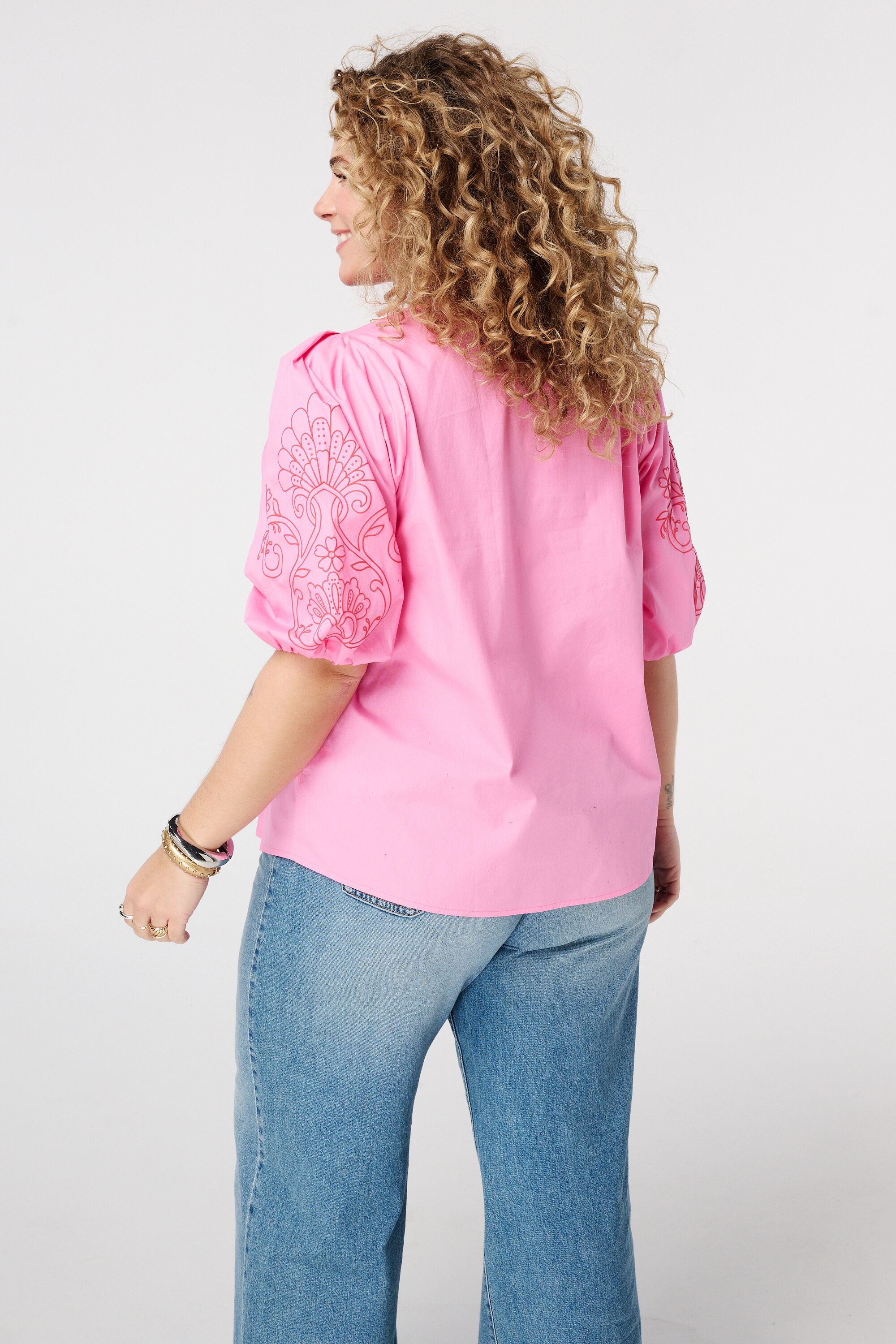 Blusa con mangas abullonadas image number 3